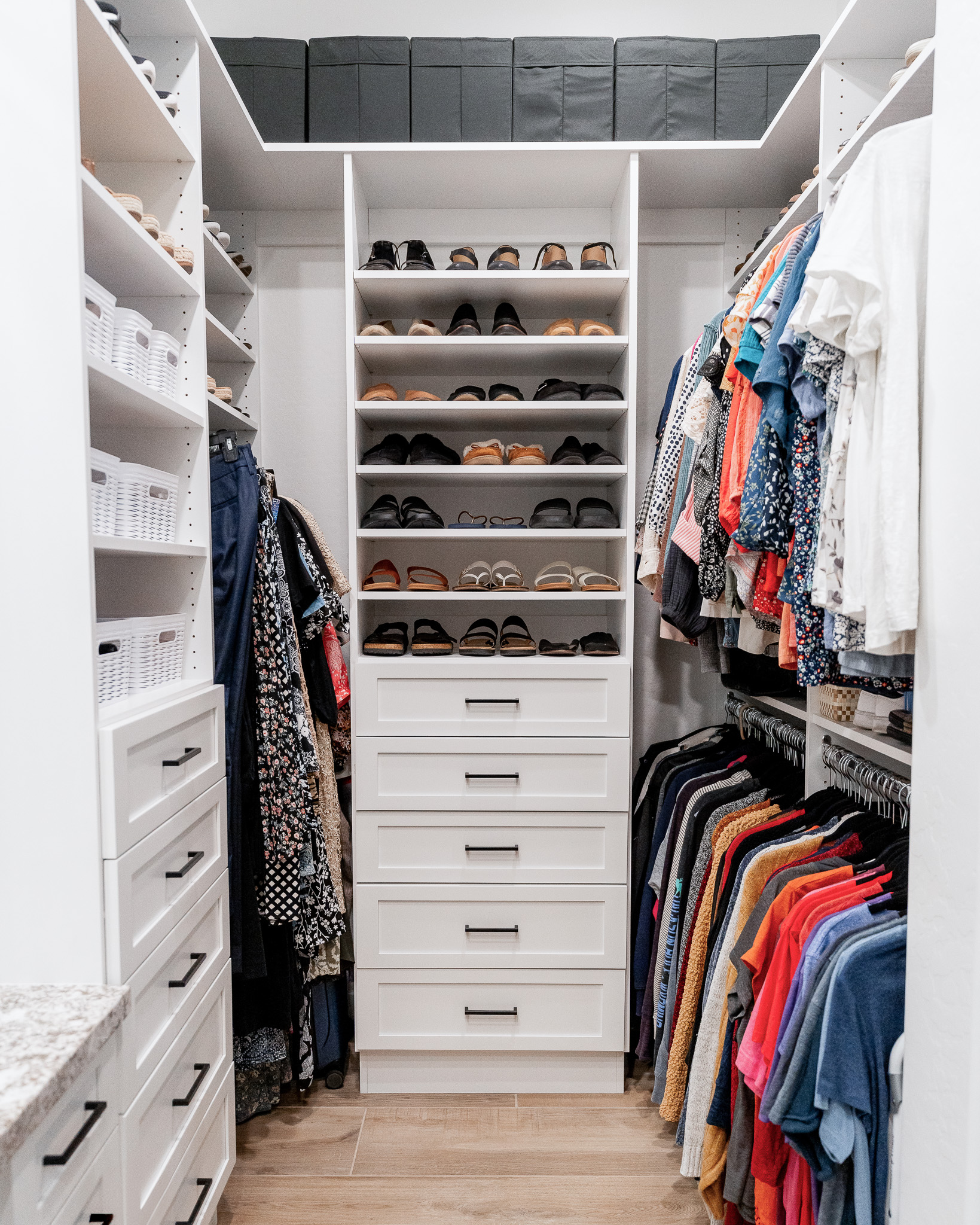 Walk-in Closet in Winter White thumbnail 2