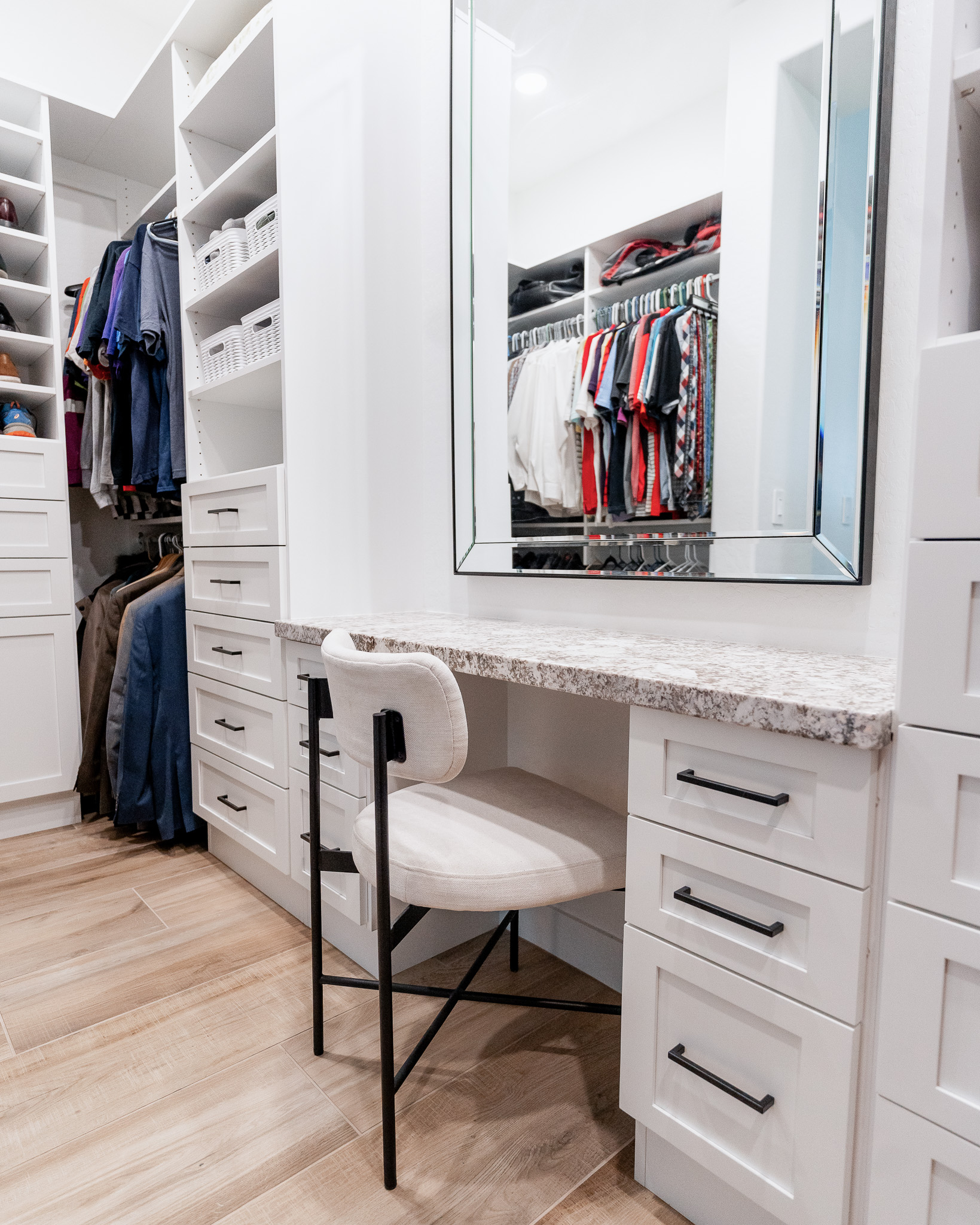 Walk-in Closet in Winter White thumbnail 3