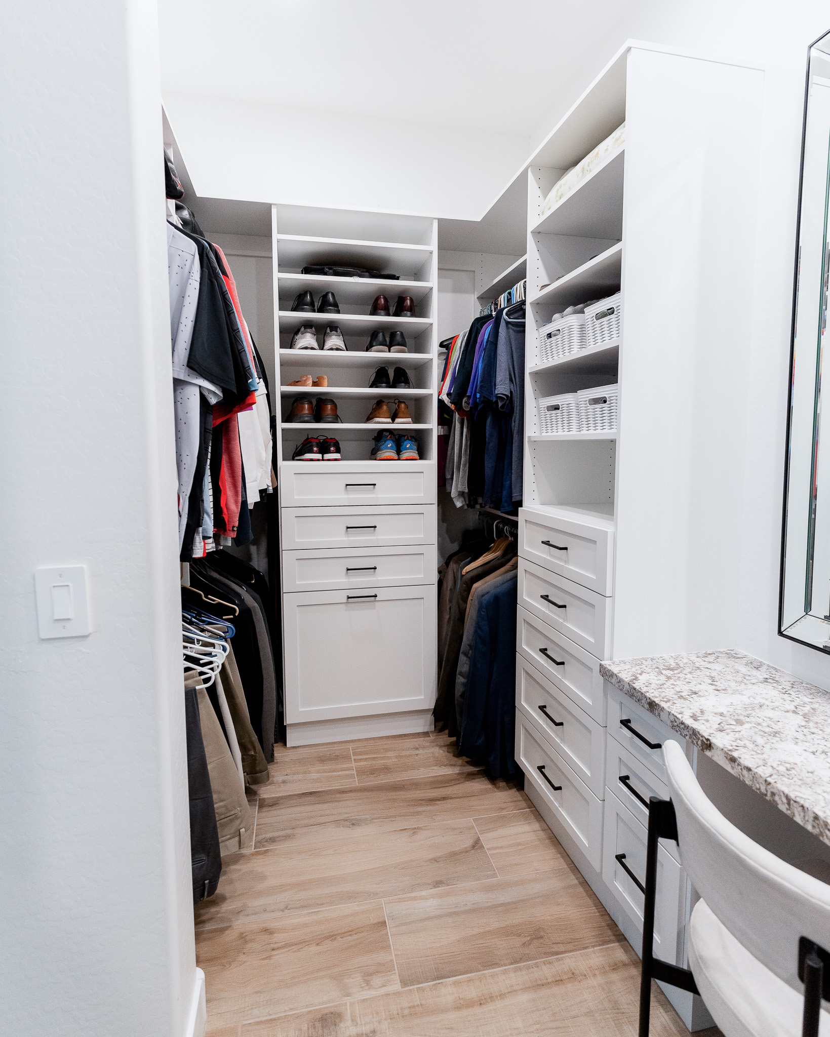 Walk-in Closet in Winter White thumbnail 4