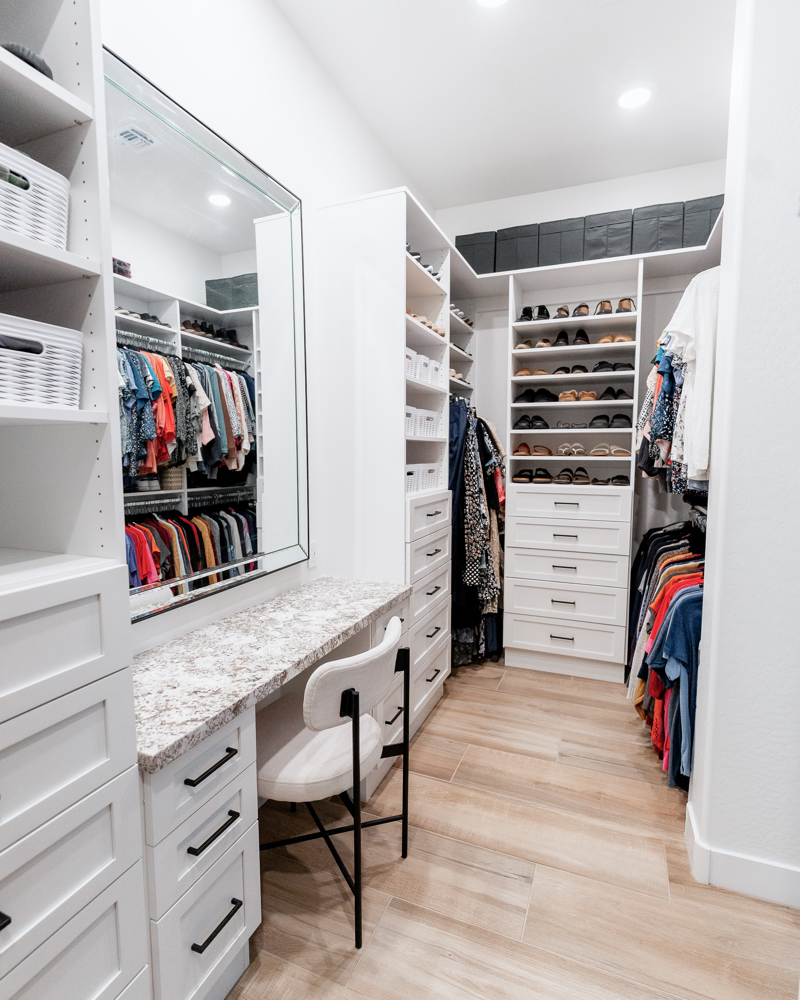 Walk-in Closet in Winter White thumbnail 5