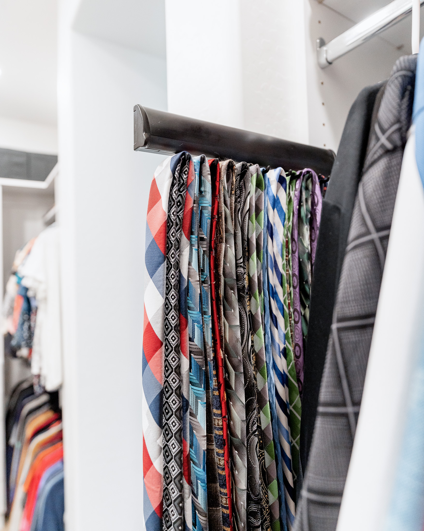 Walk-in Closet in Winter White thumbnail 7
