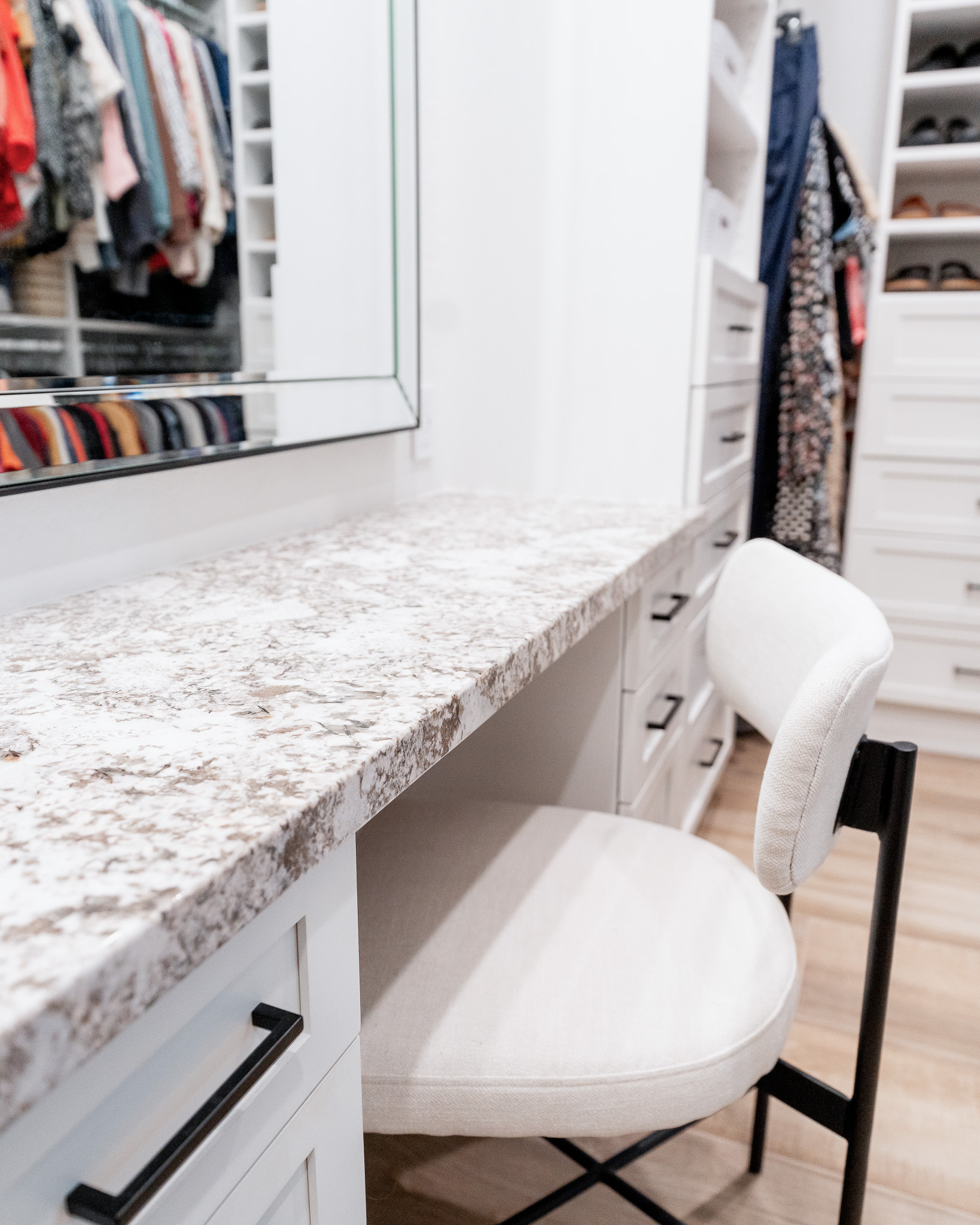 Walk-in Closet in Winter White thumbnail 8