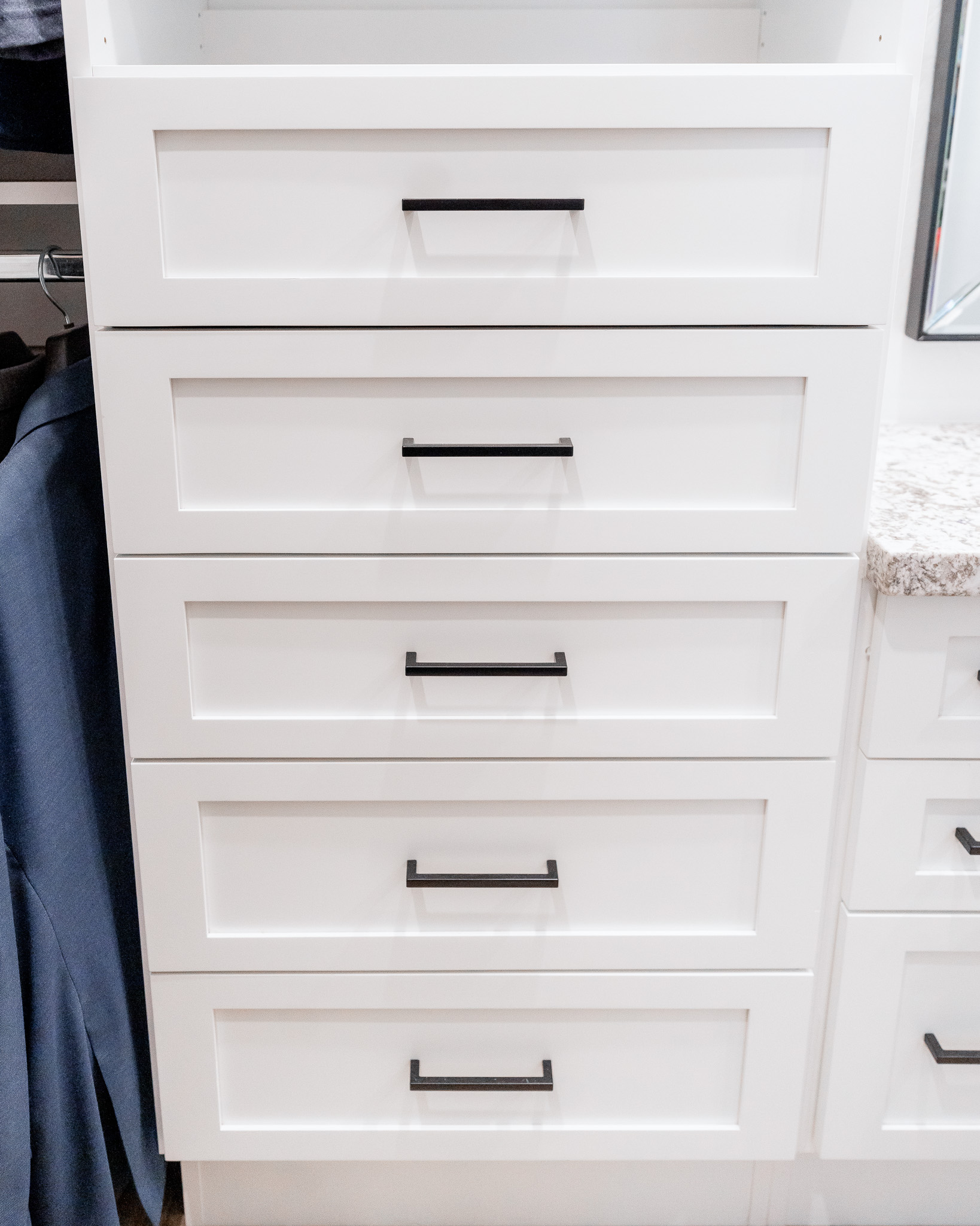 Walk-in Closet in Winter White thumbnail 9