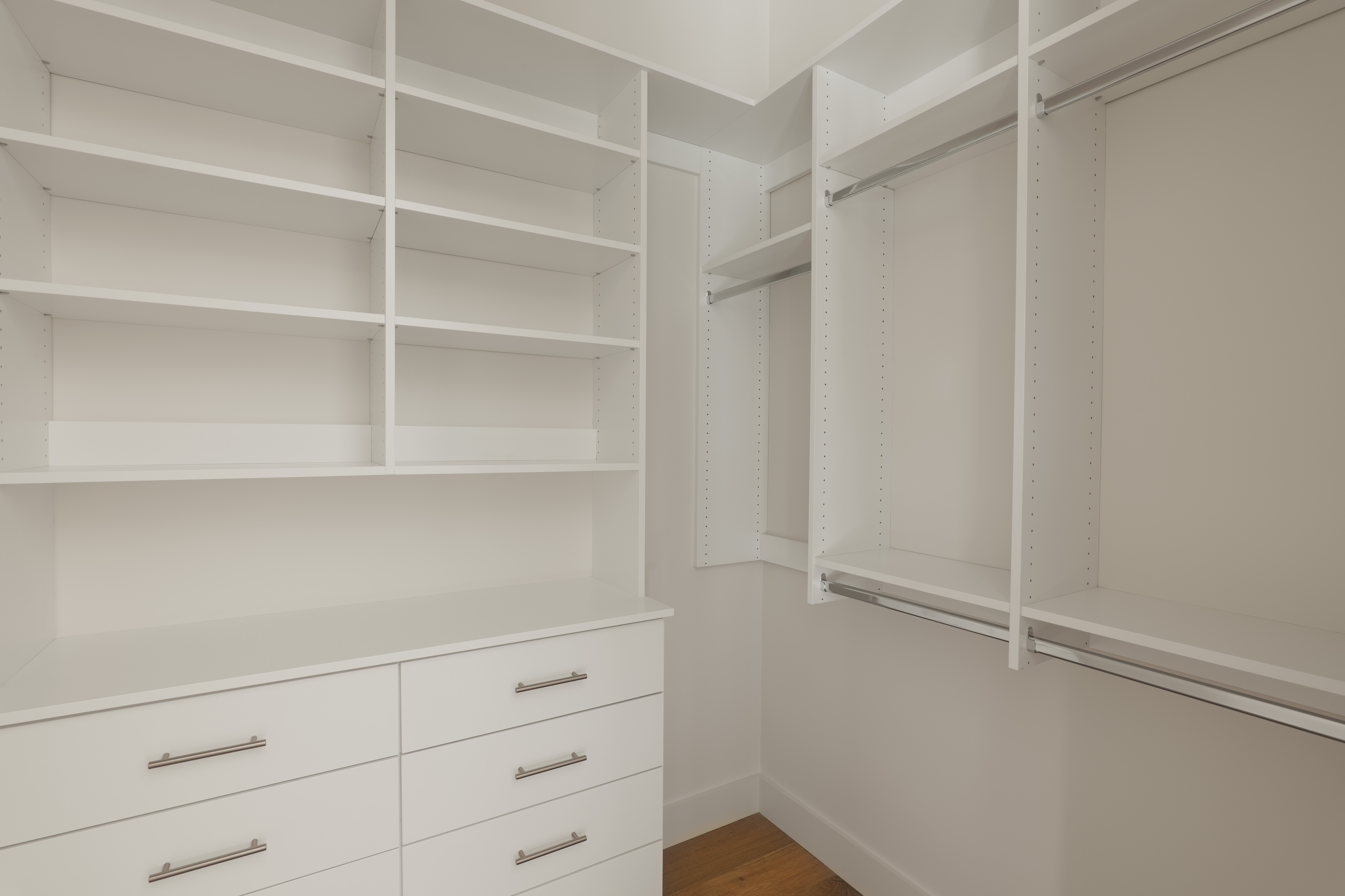 Walk-in Closet in Winter White thumbnail 2