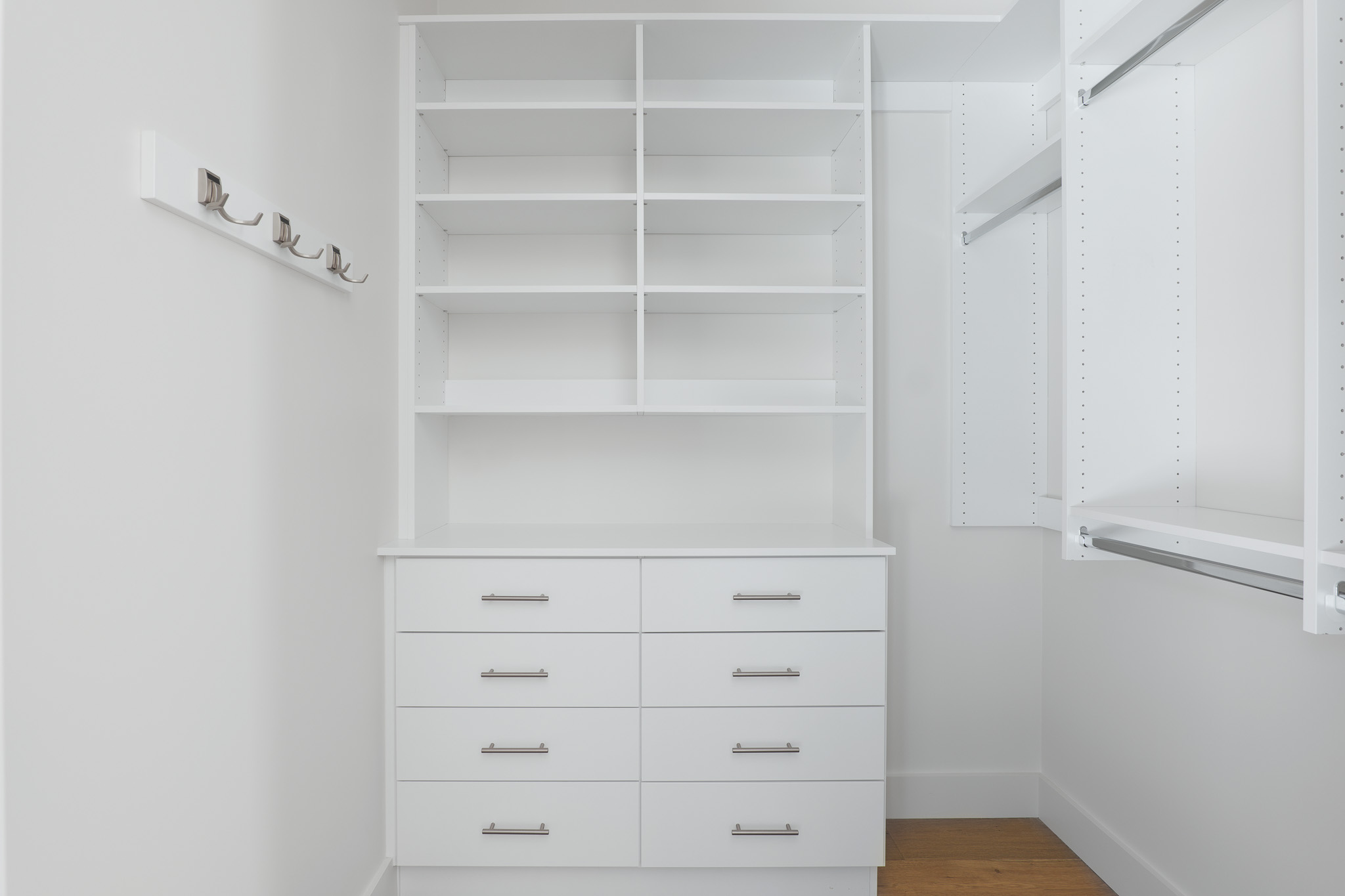 Walk-in Closet in Winter White thumbnail 3