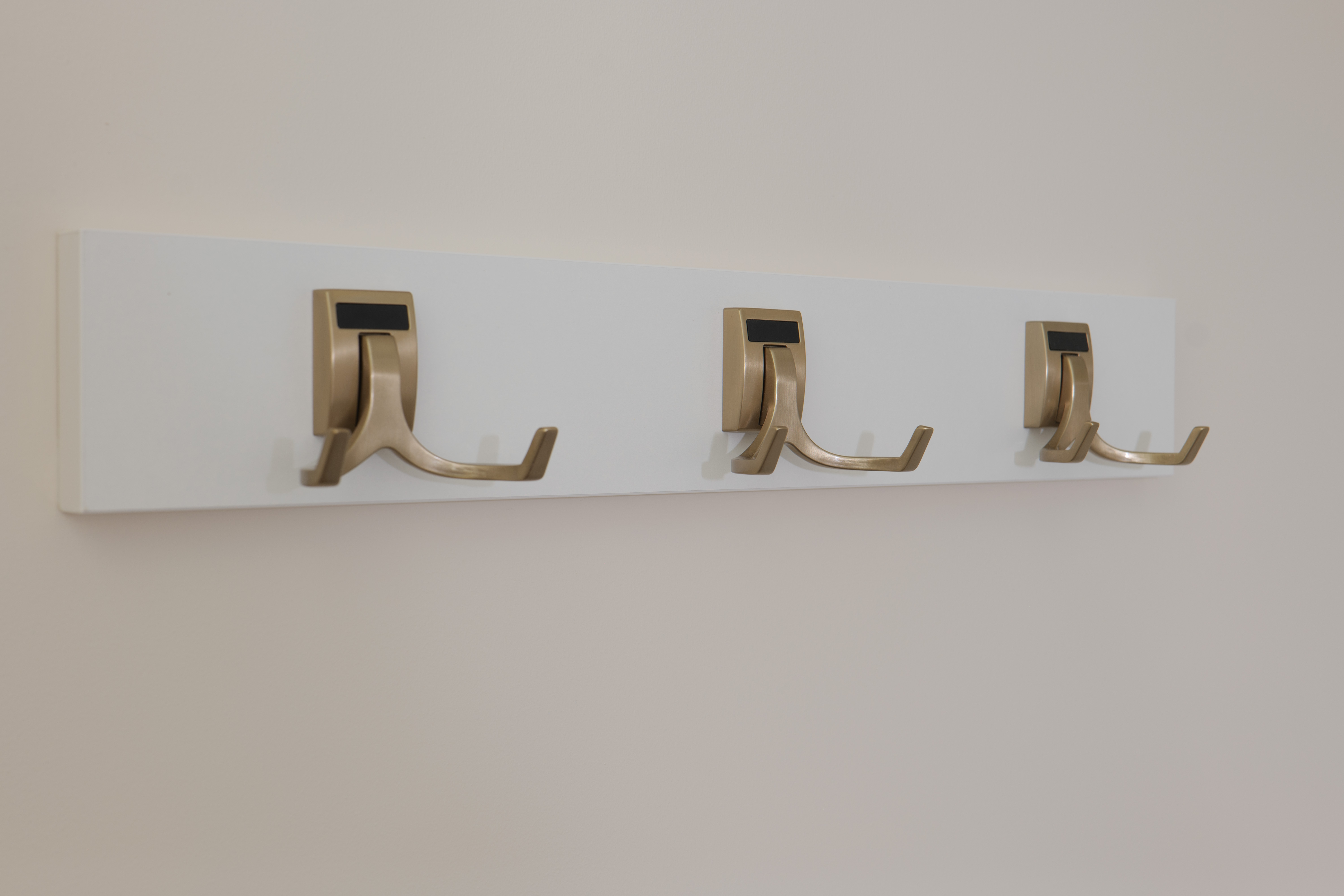 Walk-in Closet in Winter White thumbnail 4