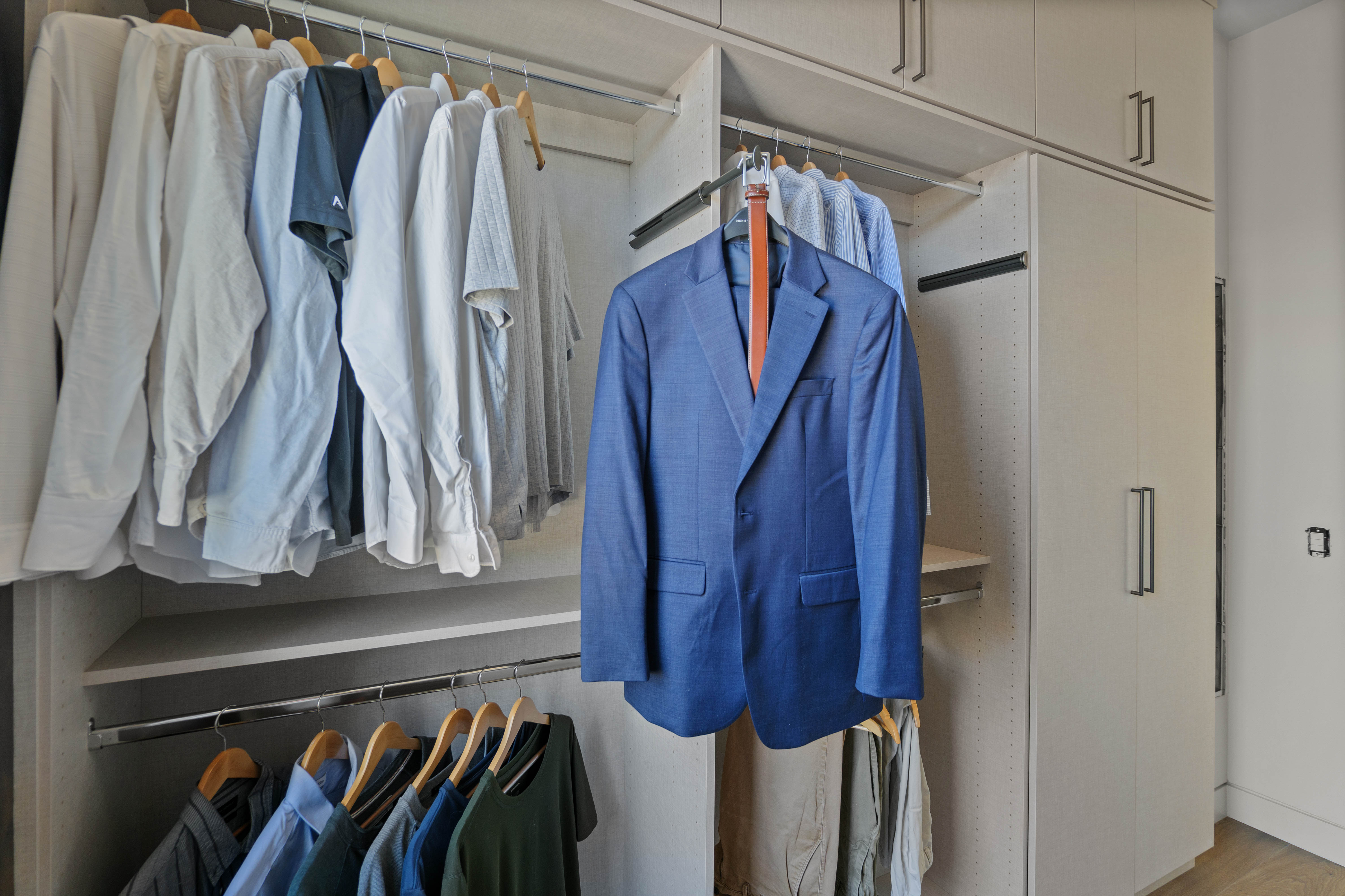 Walk-in Closet (His) thumbnail 3