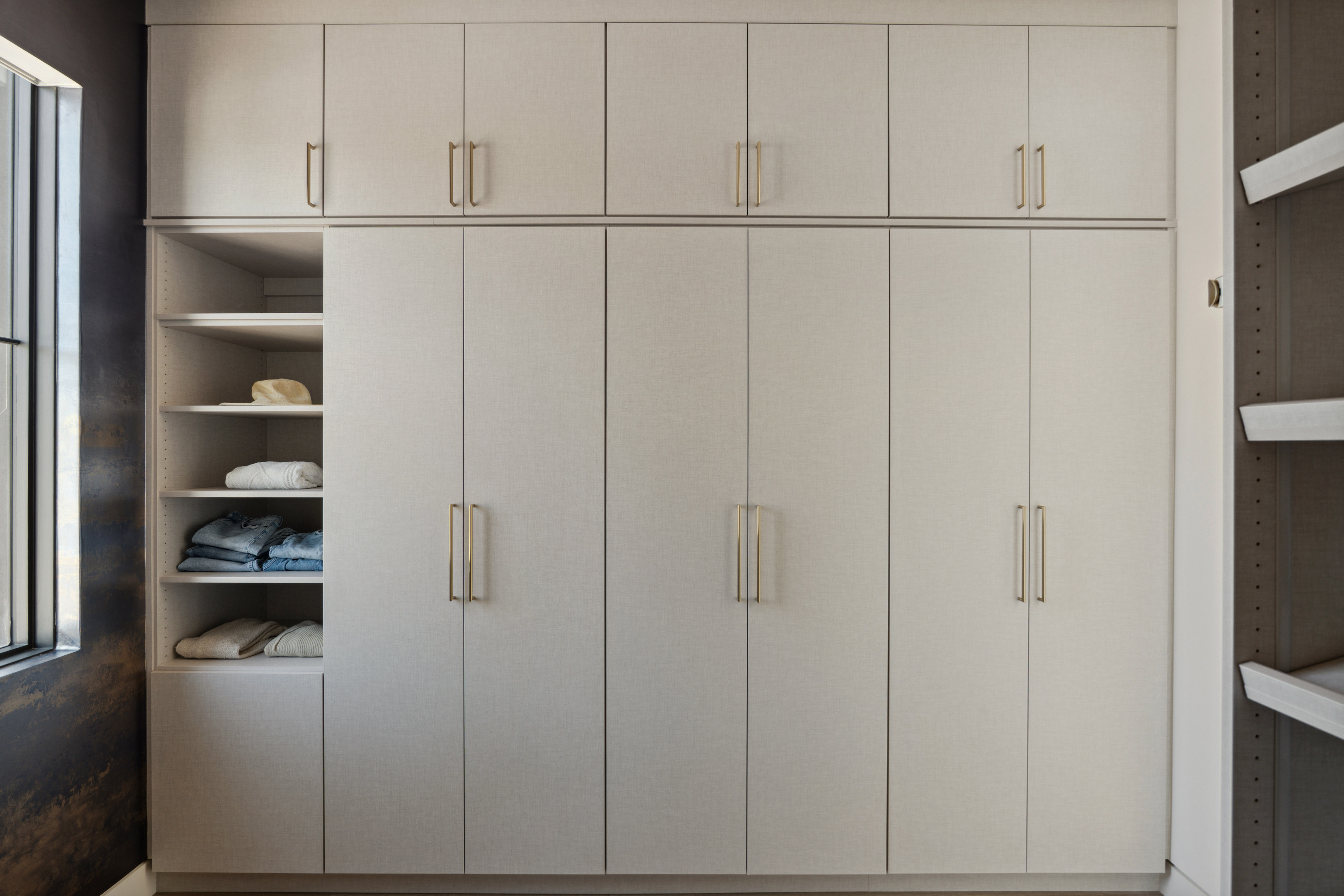 Walk-in Closet (Hers) thumbnail 4
