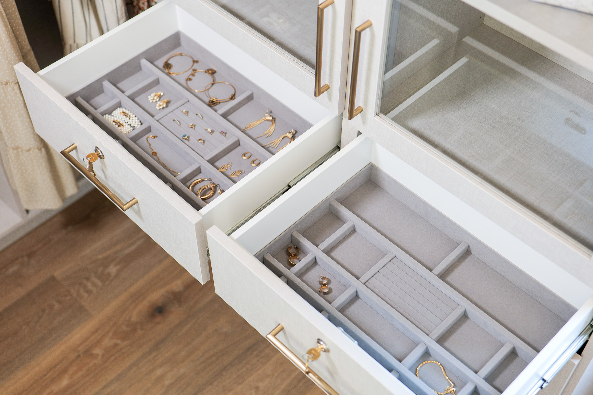 Walk-in Closet (Hers) thumbnail 7