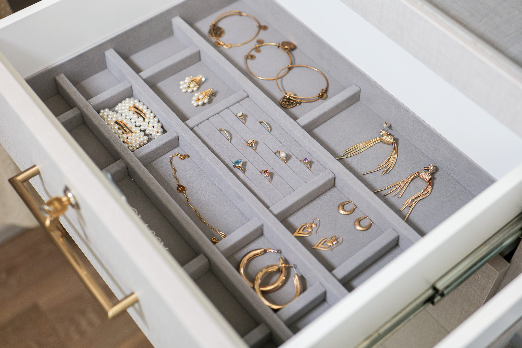 Walk-in Closet (Hers) thumbnail 8