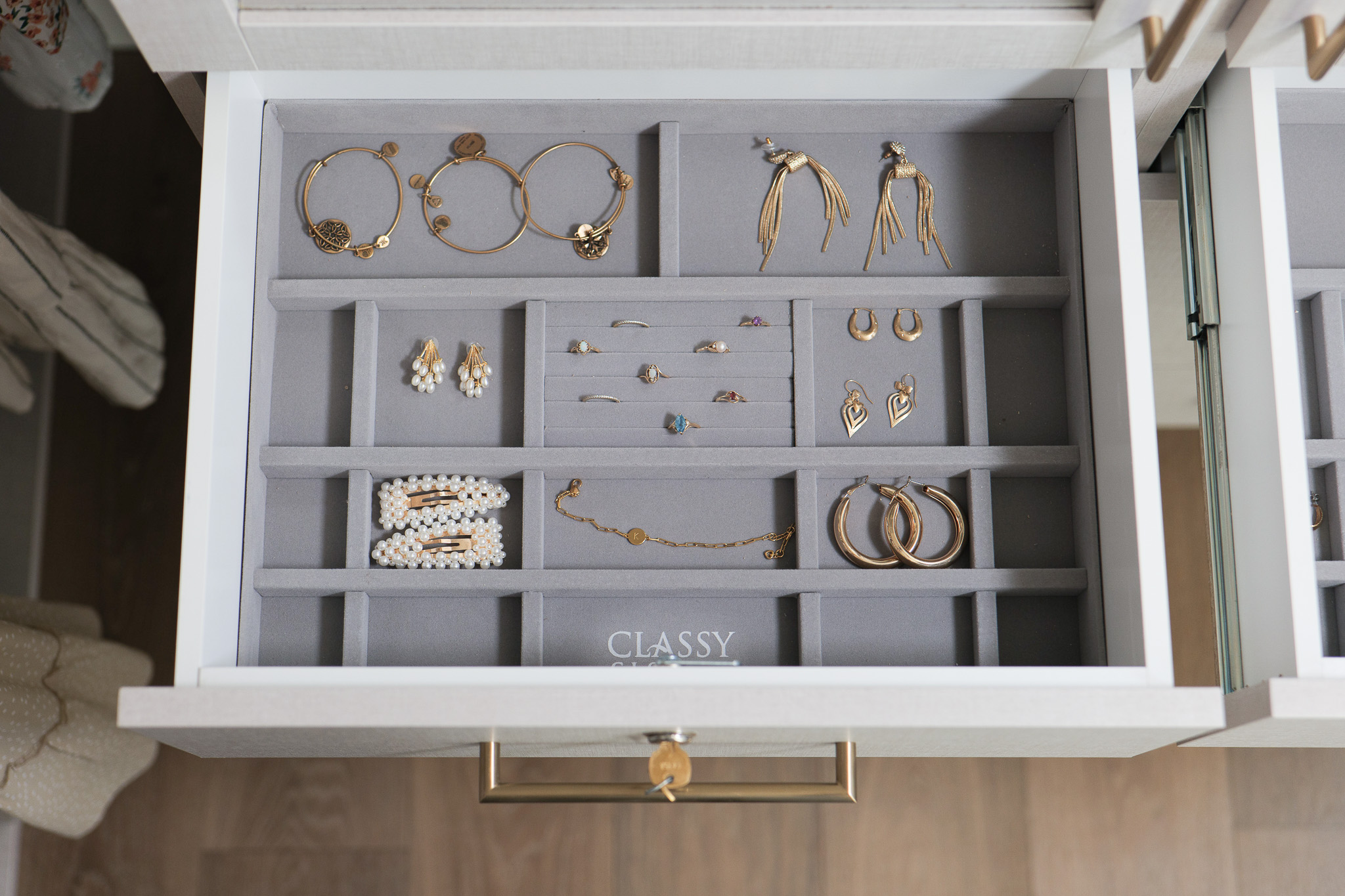 Walk-in Closet (Hers) thumbnail 9