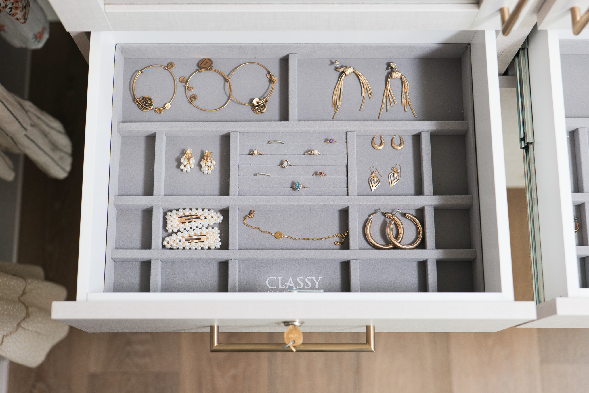 Walk-in Closet (Hers) thumbnail 10
