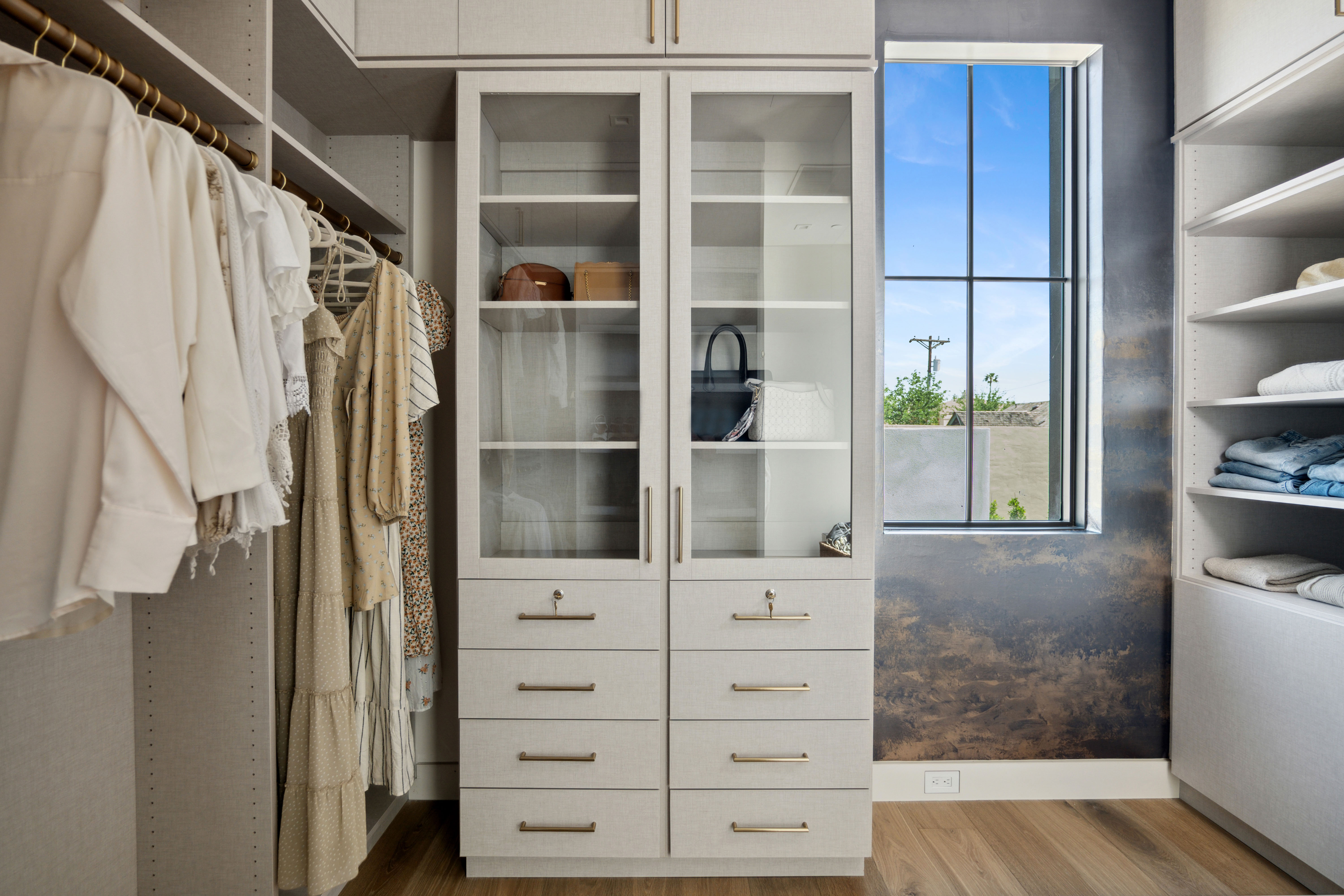 Walk-in Closet (Hers) thumbnail 11