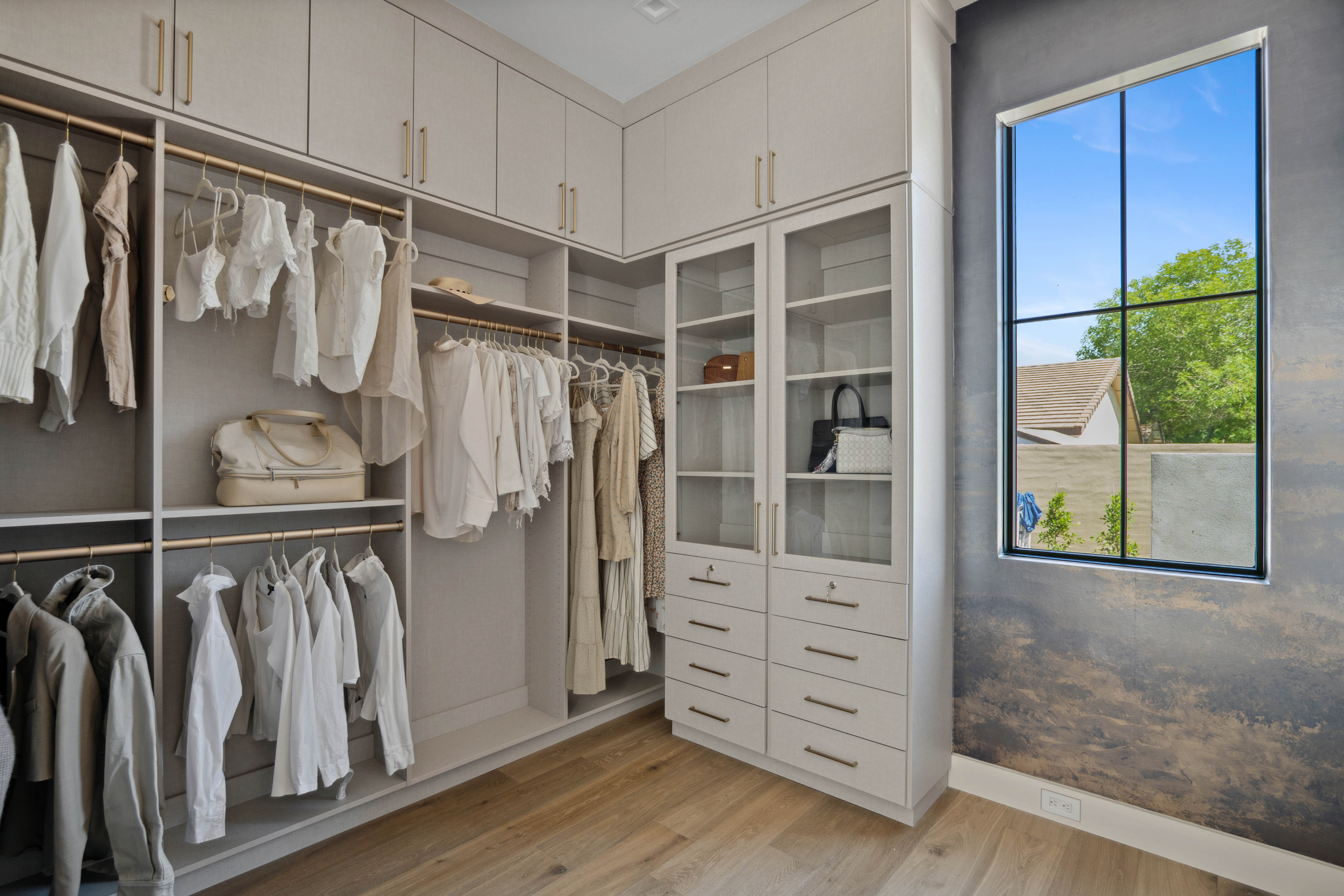 Walk-in Closet (Hers) thumbnail 12