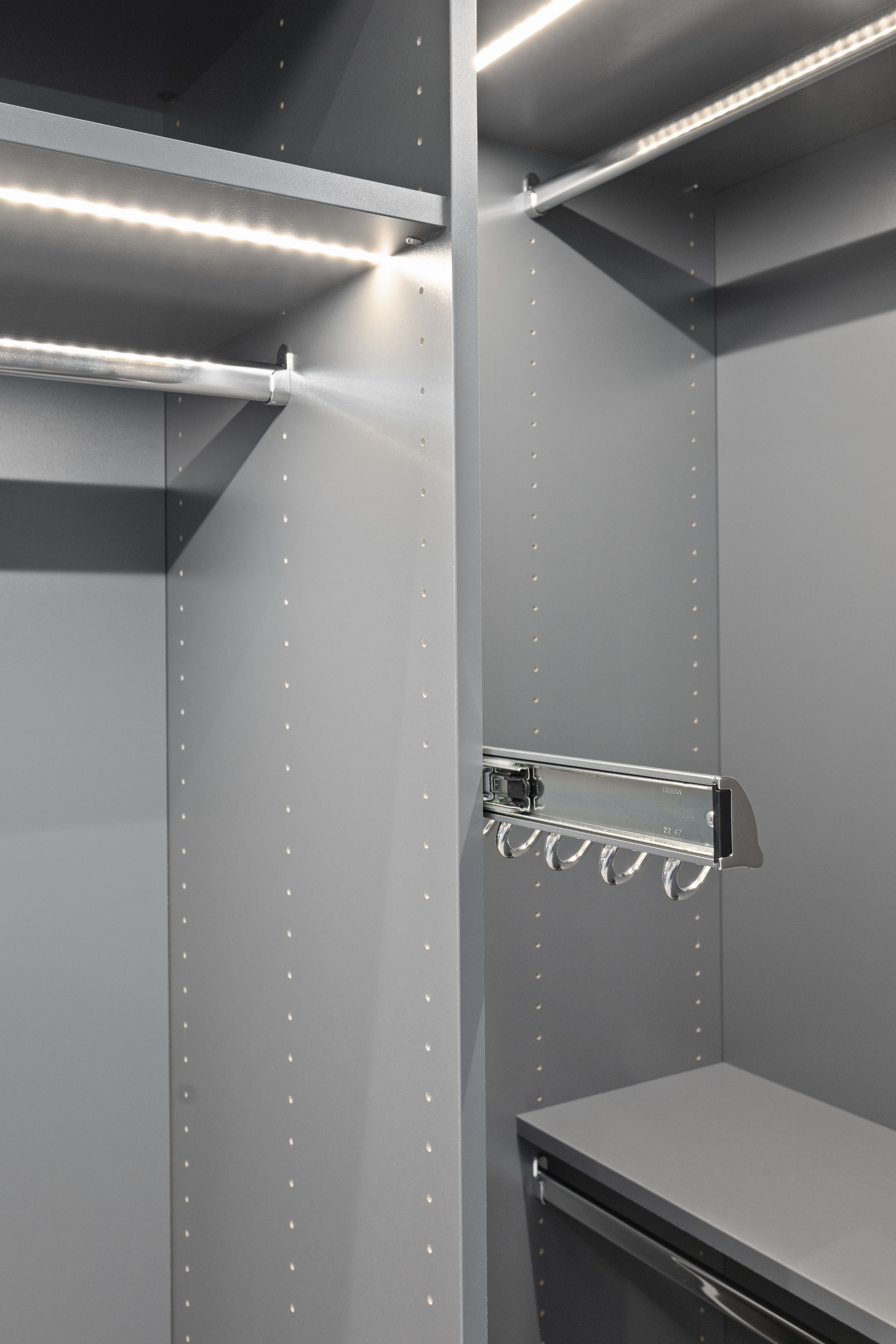 Walk-in Closet in Gunmetal thumbnail 7