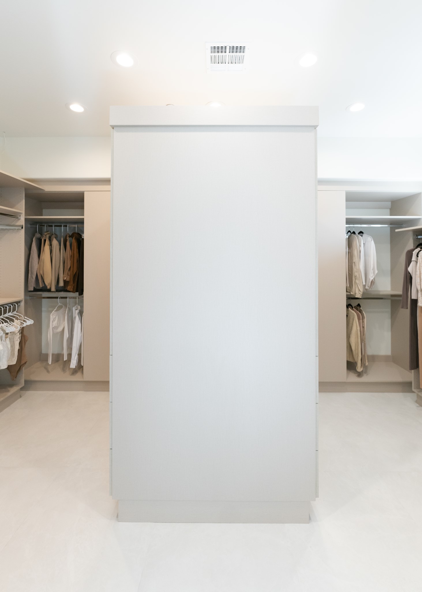 Walk-in Closet thumbnail 2