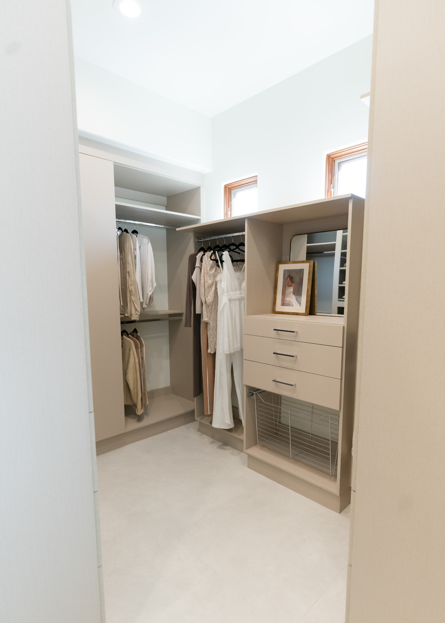 Walk-in Closet thumbnail 3
