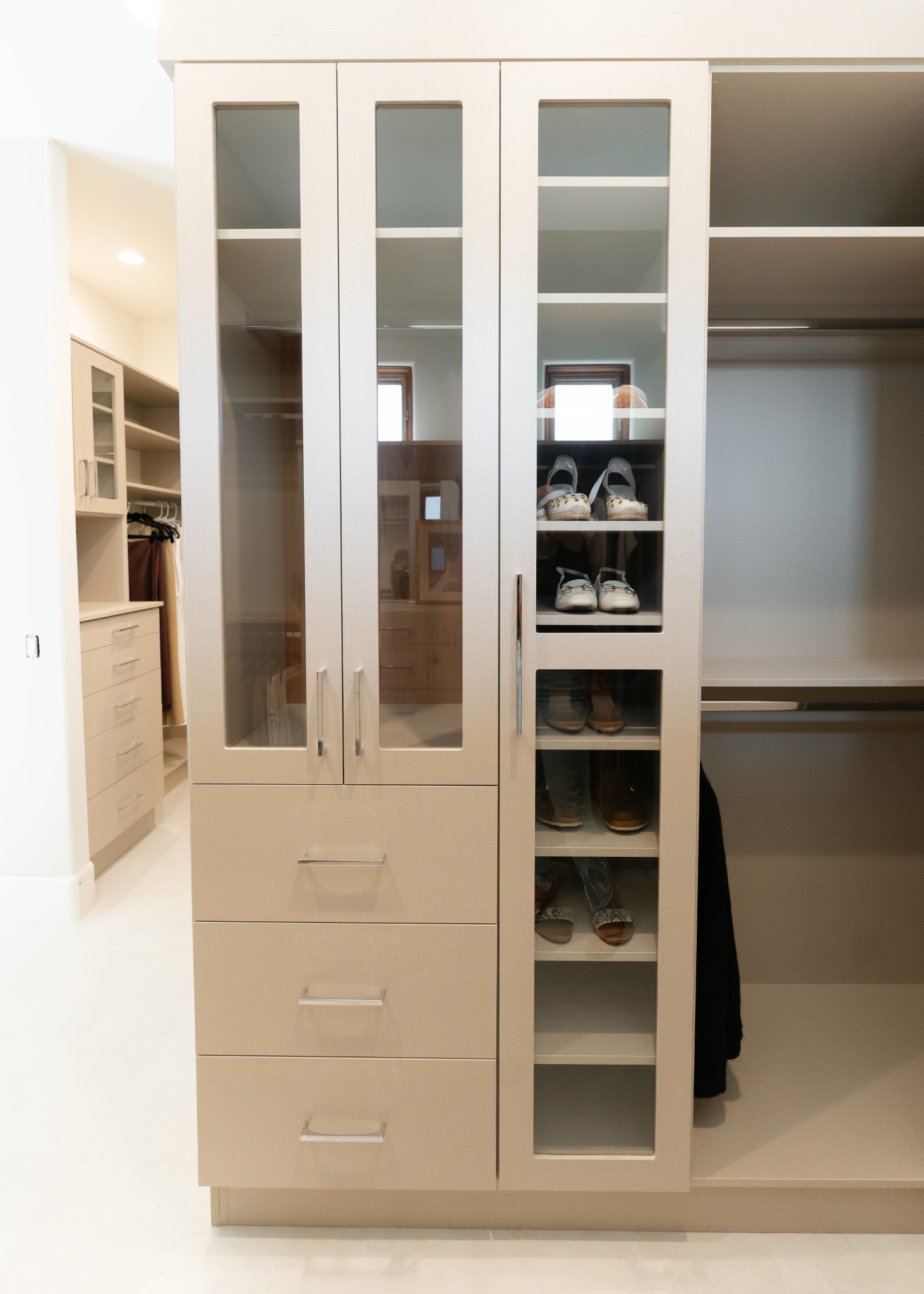 Walk-in Closet thumbnail 5