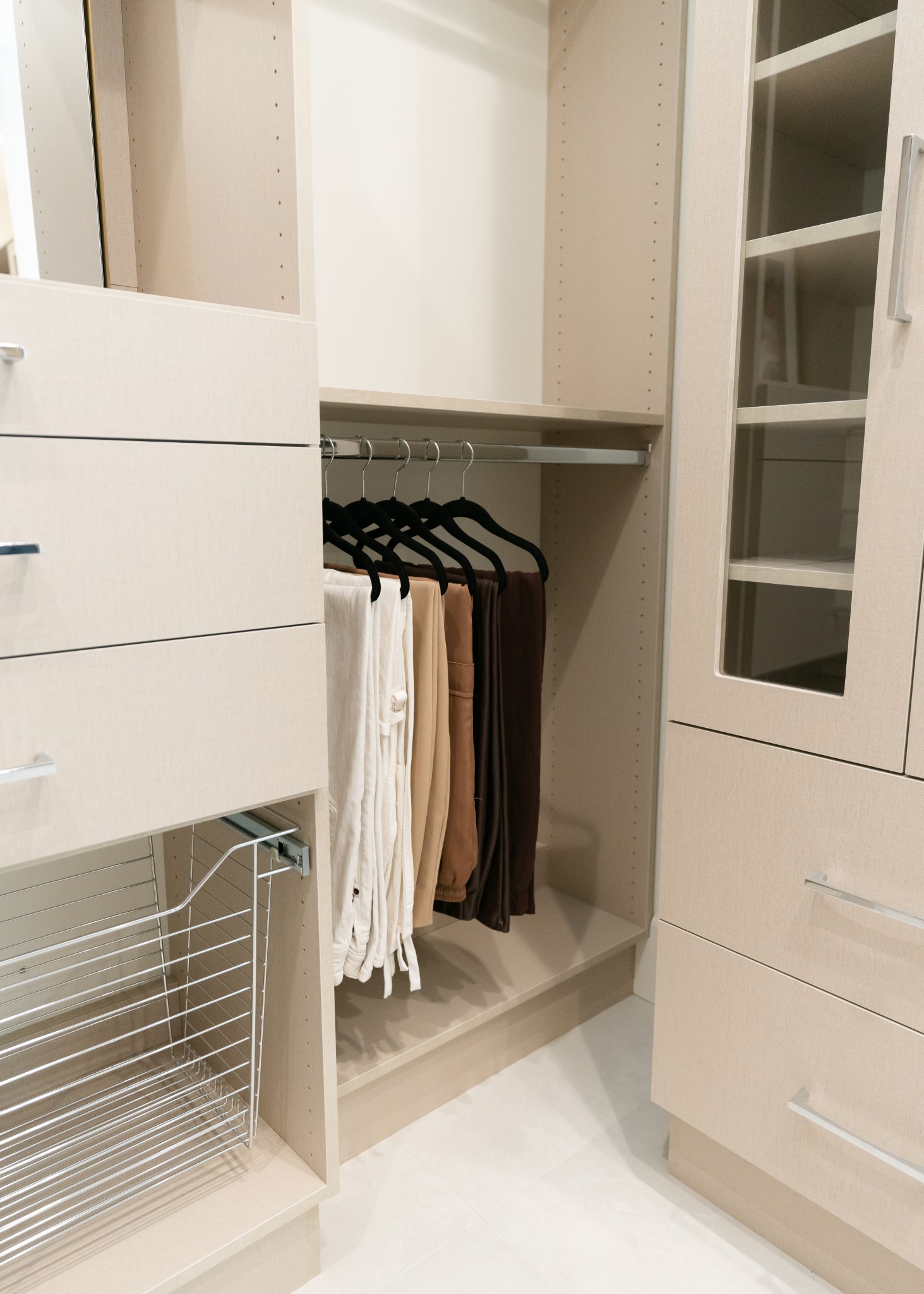 Walk-in Closet thumbnail 8