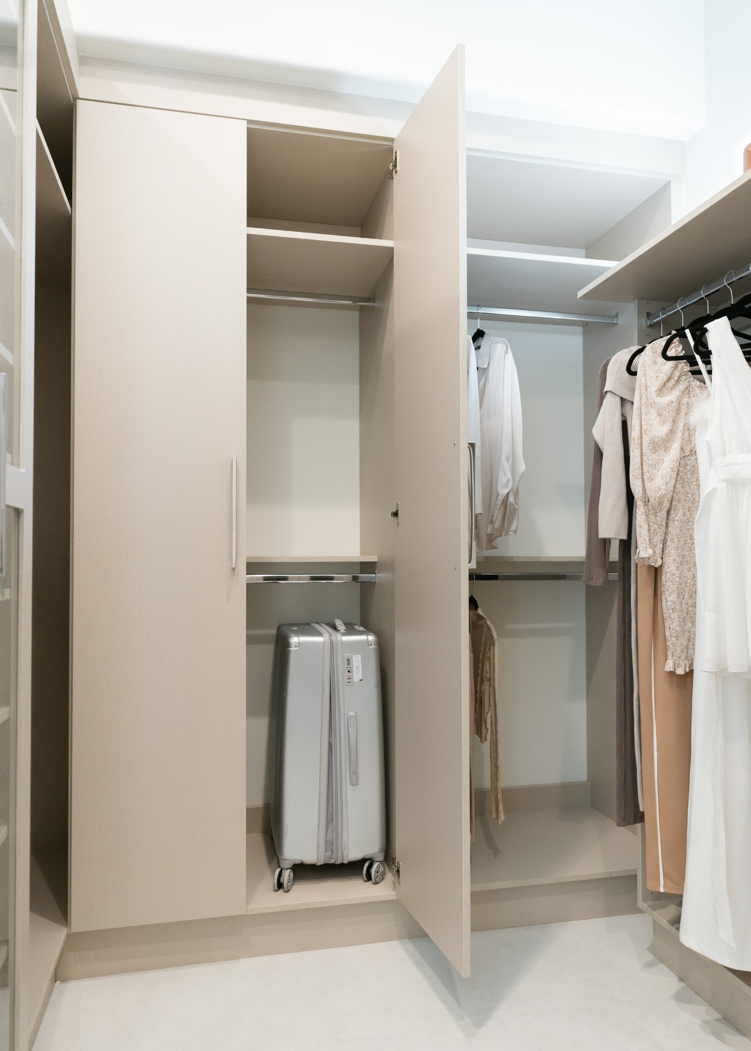 Walk-in Closet thumbnail 9