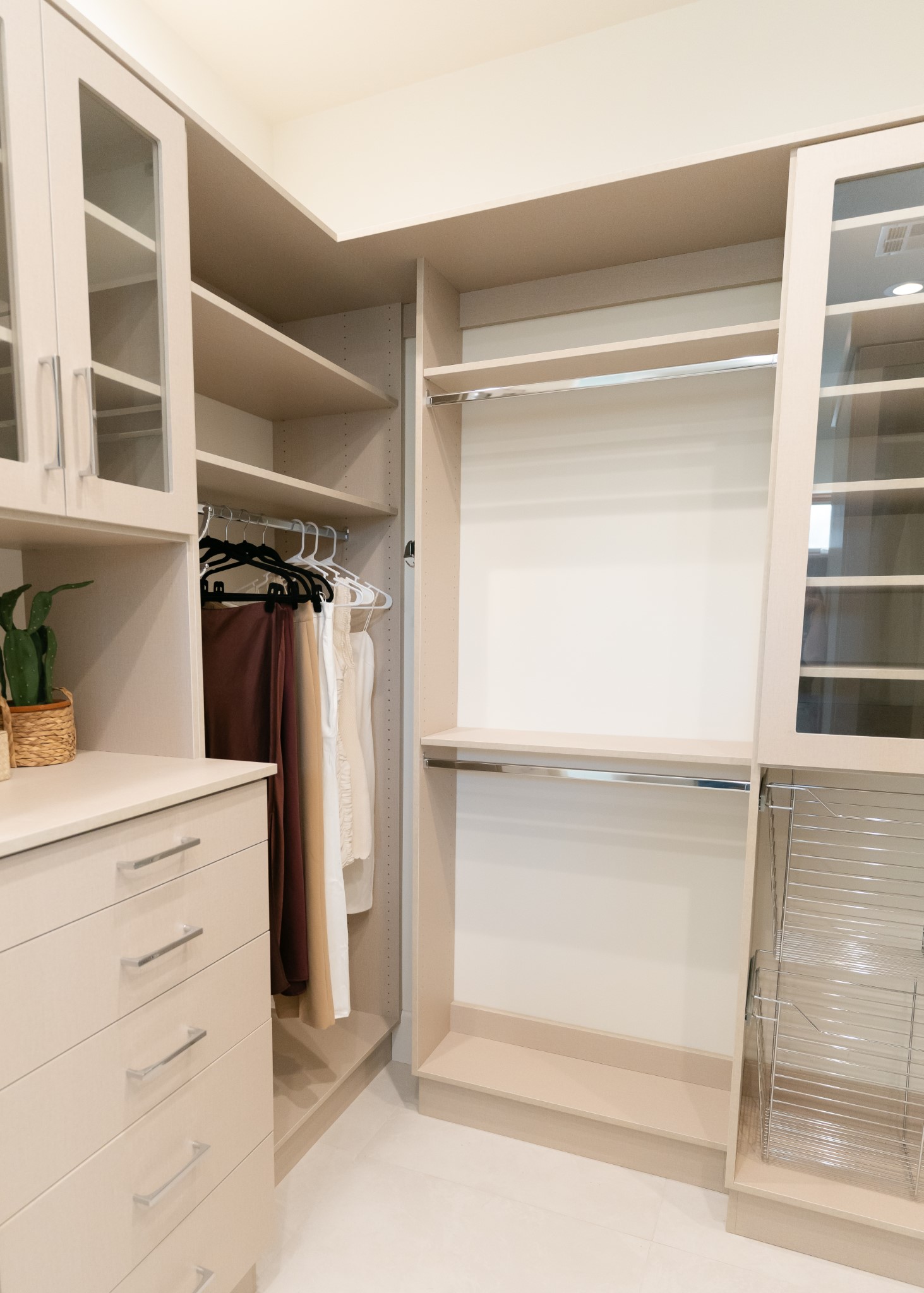 Walk-in Closet thumbnail 10