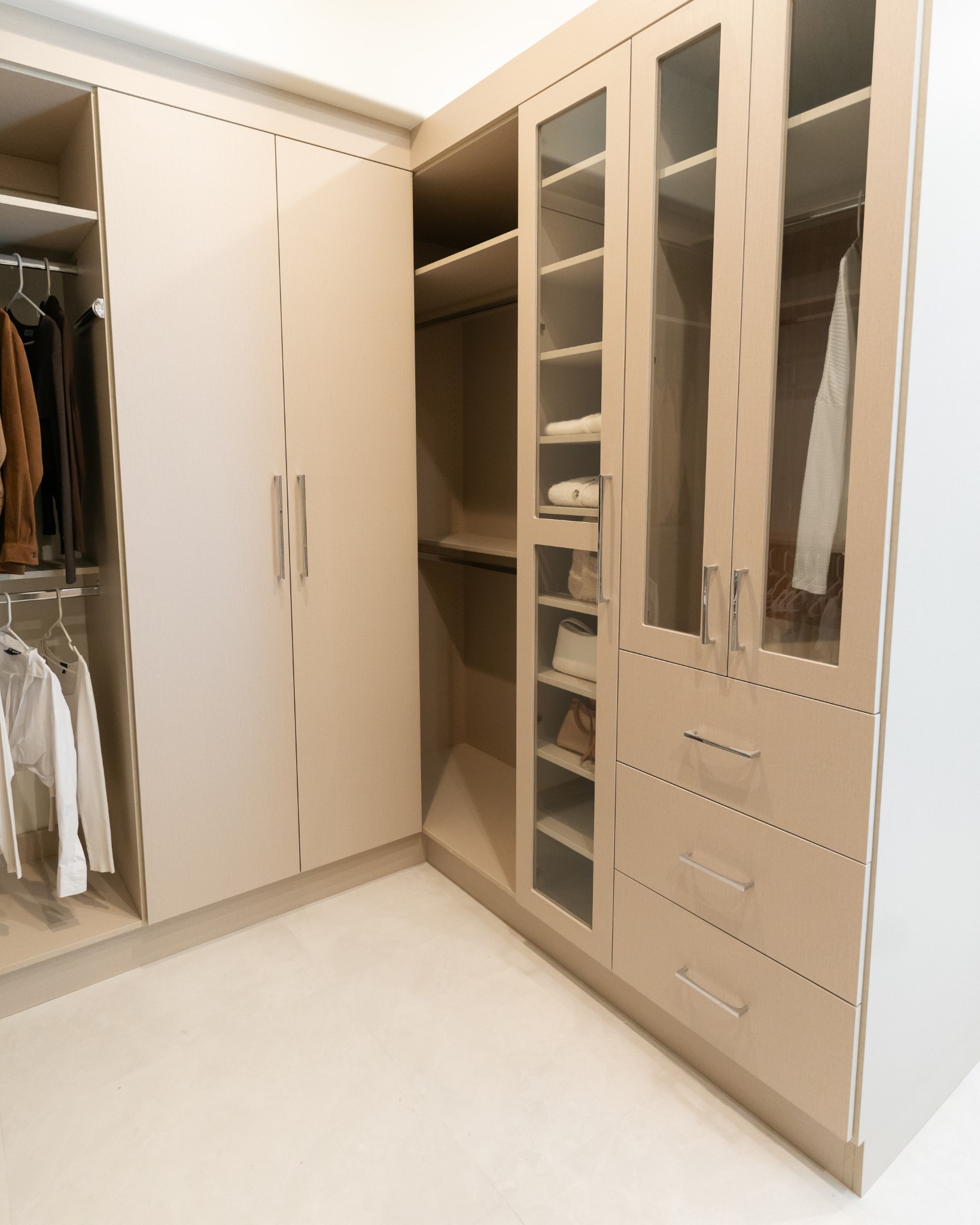 Walk-in Closet thumbnail 13