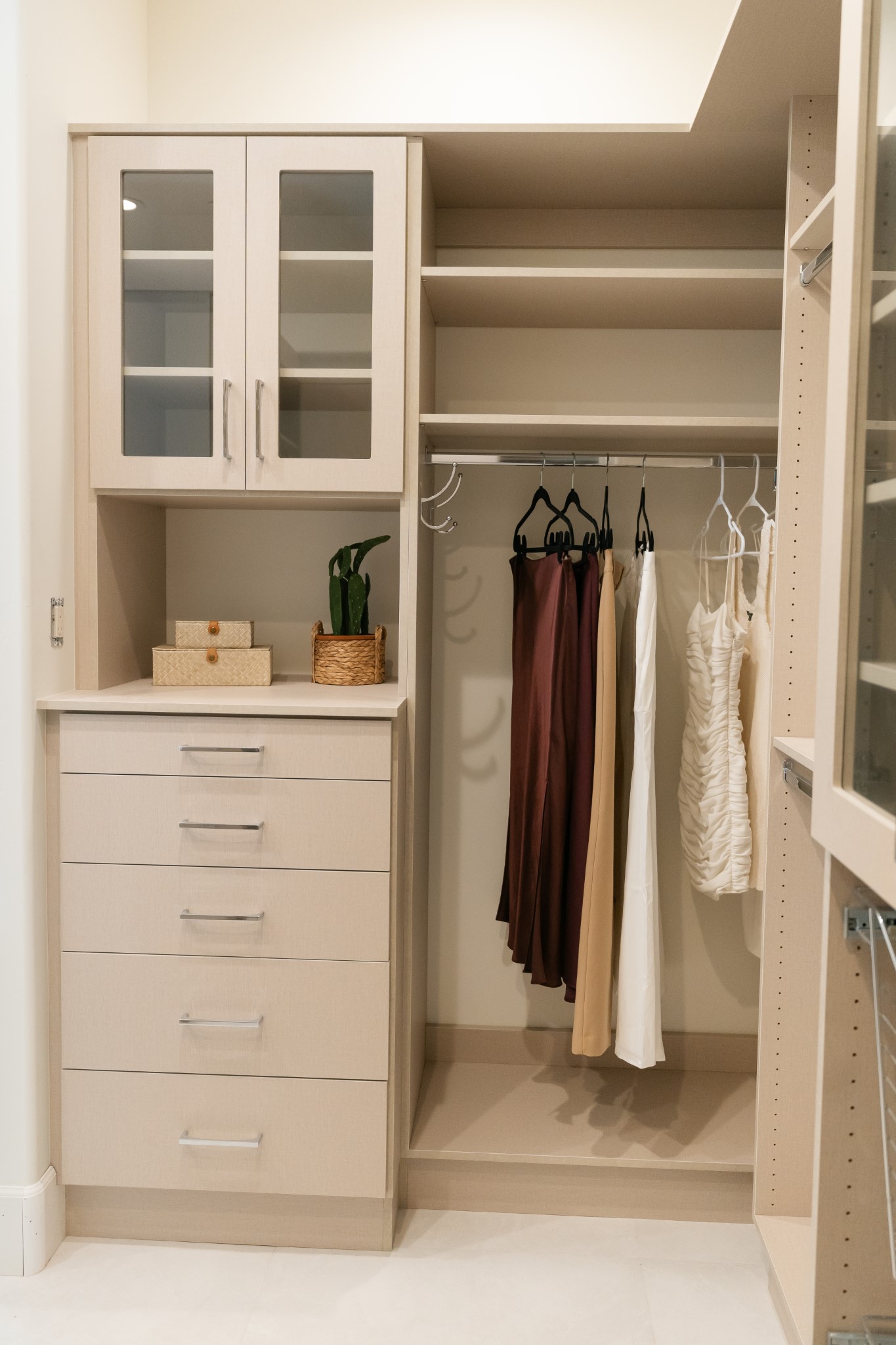 Walk-in Closet thumbnail 14