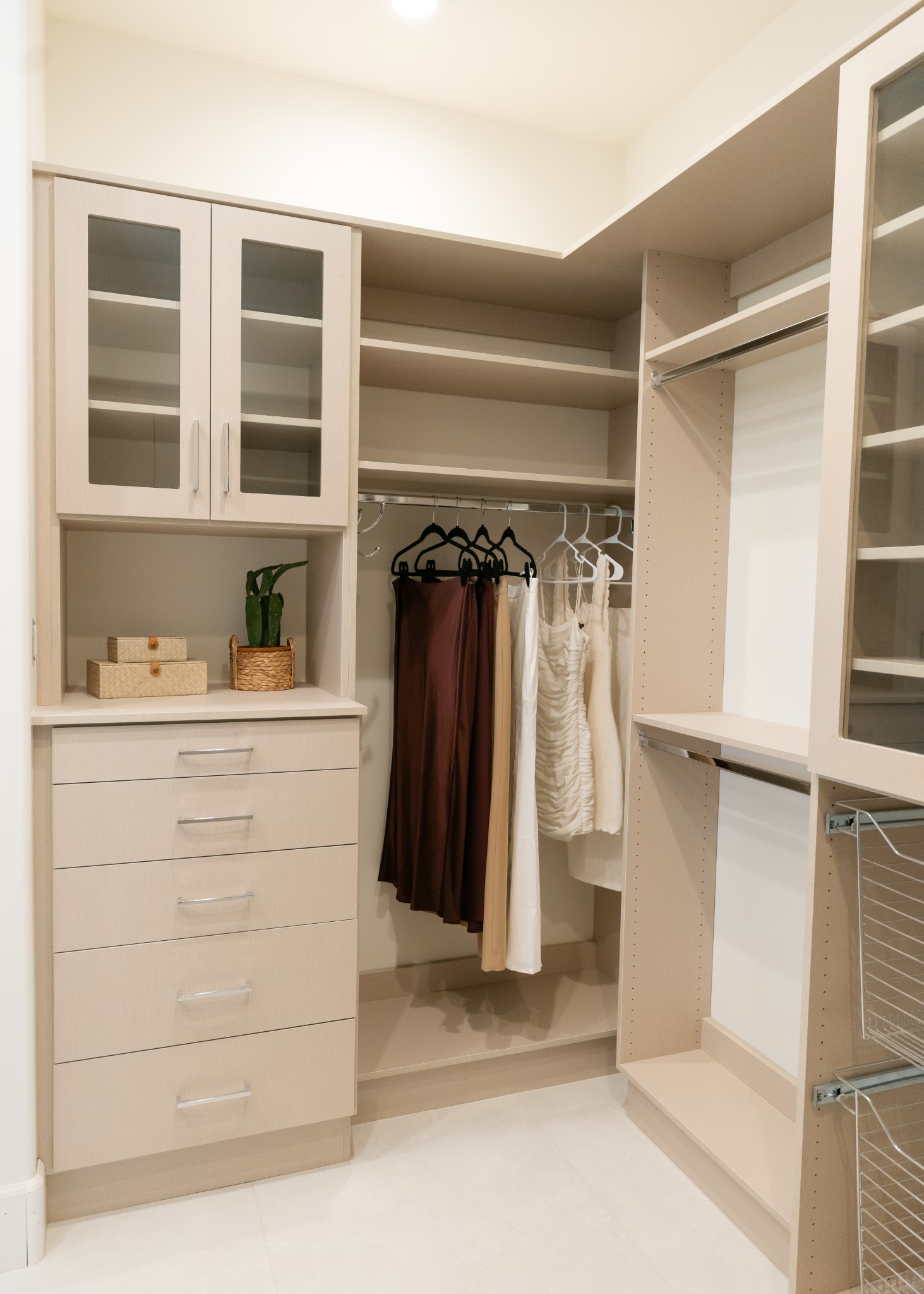 Walk-in Closet thumbnail 15
