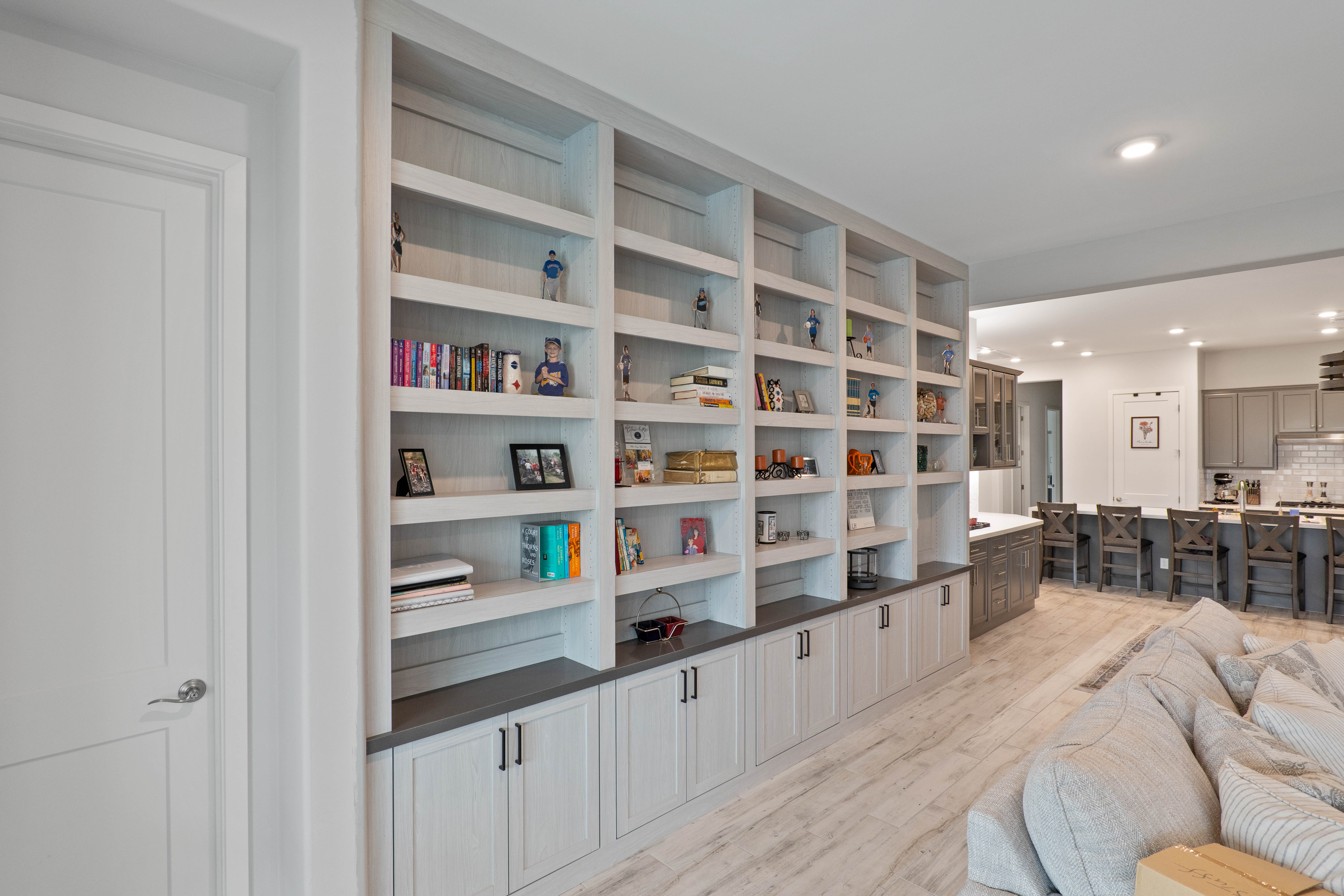 Bookshelves thumbnail 4
