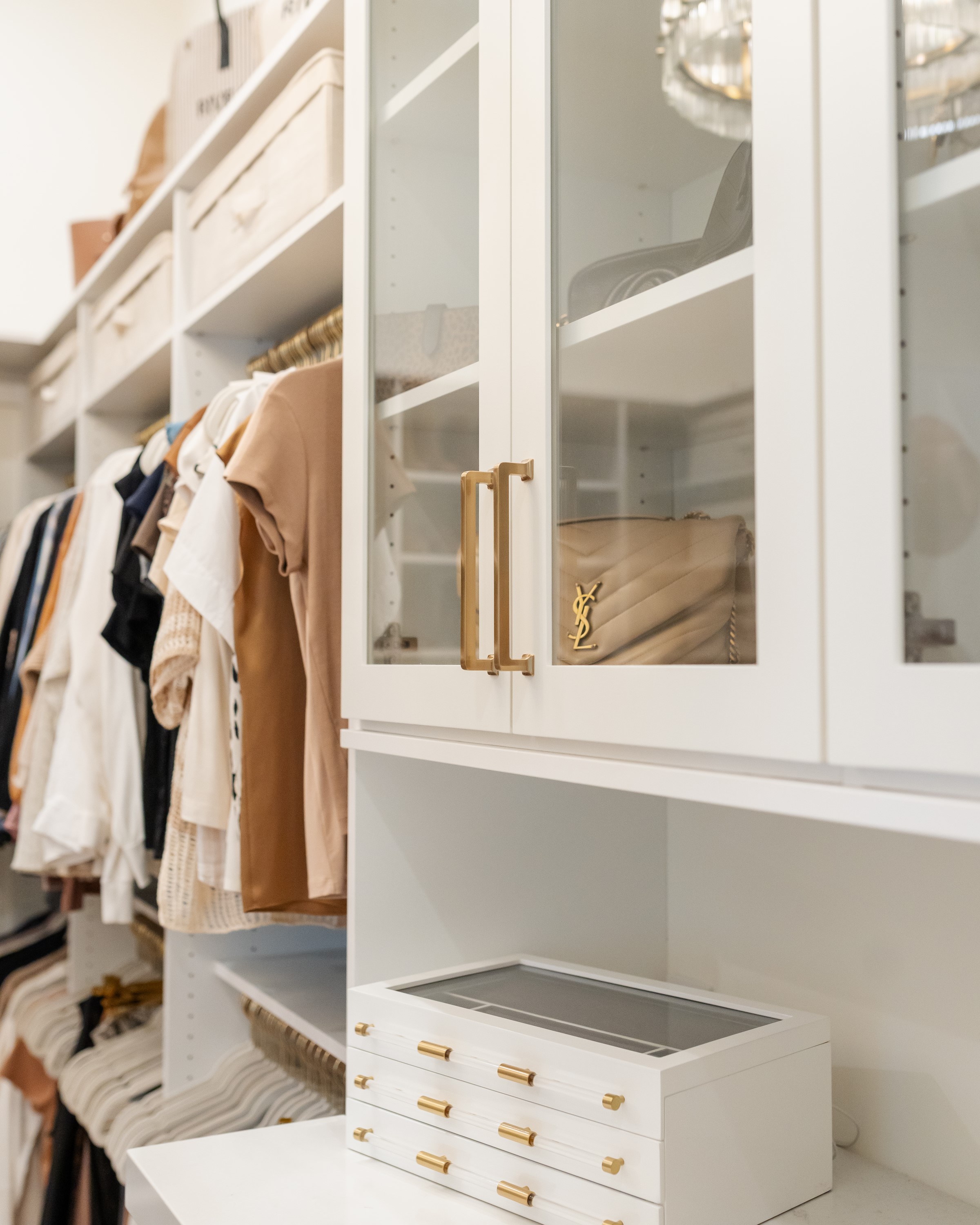 Walk-in Closet thumbnail 6