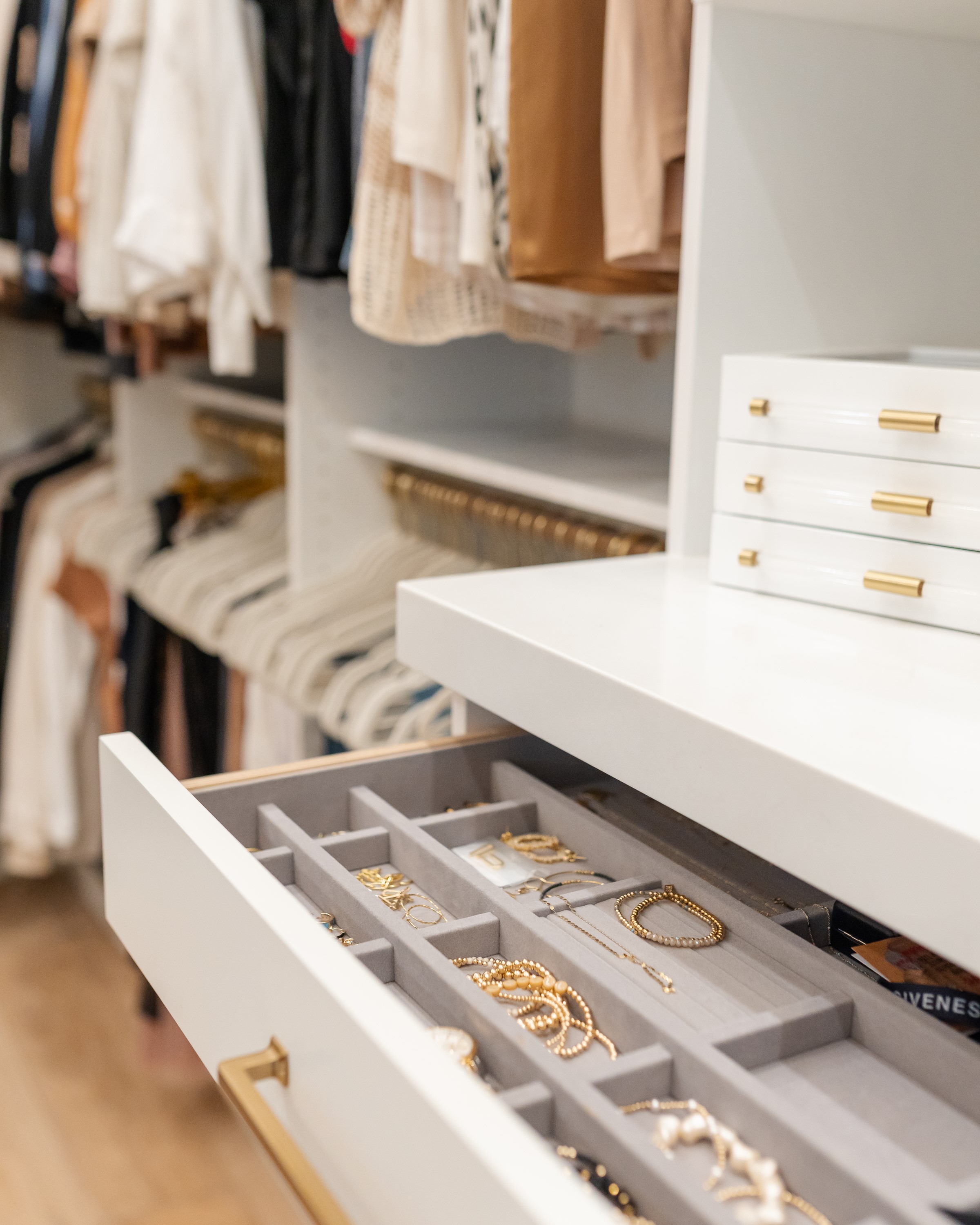 Walk-in Closet thumbnail 11