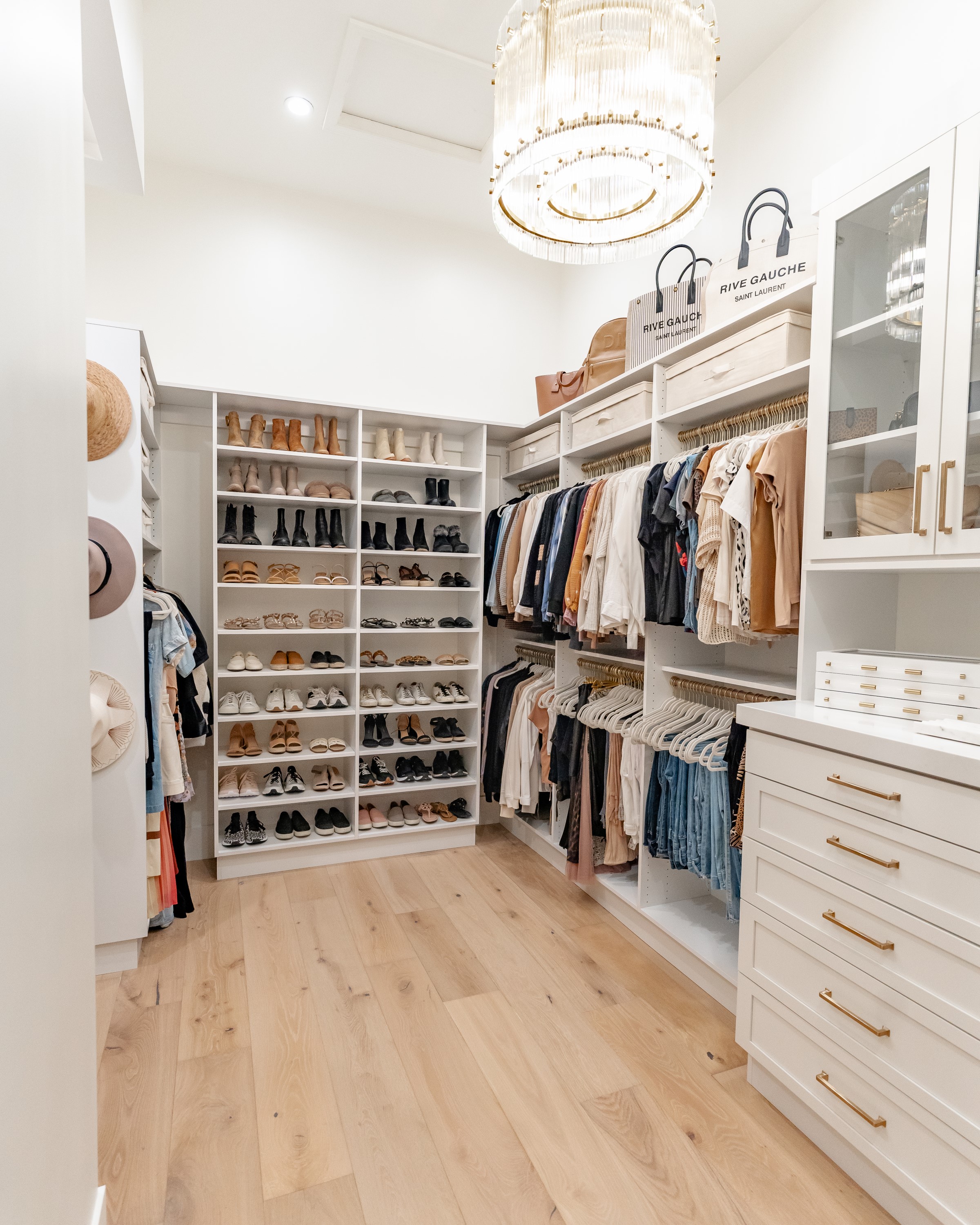 Walk-in Closet thumbnail 16
