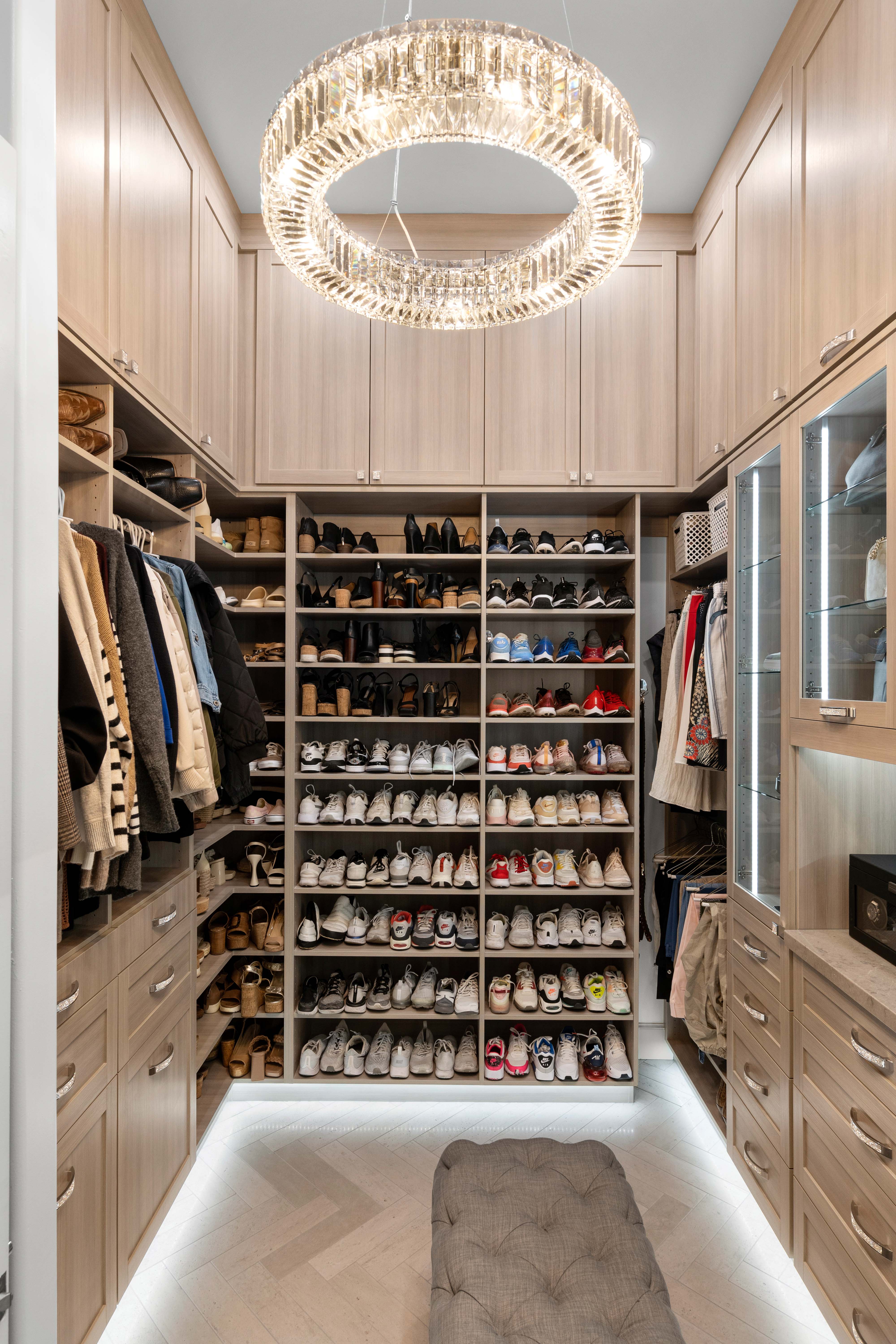 Walk-in Closet thumbnail 2