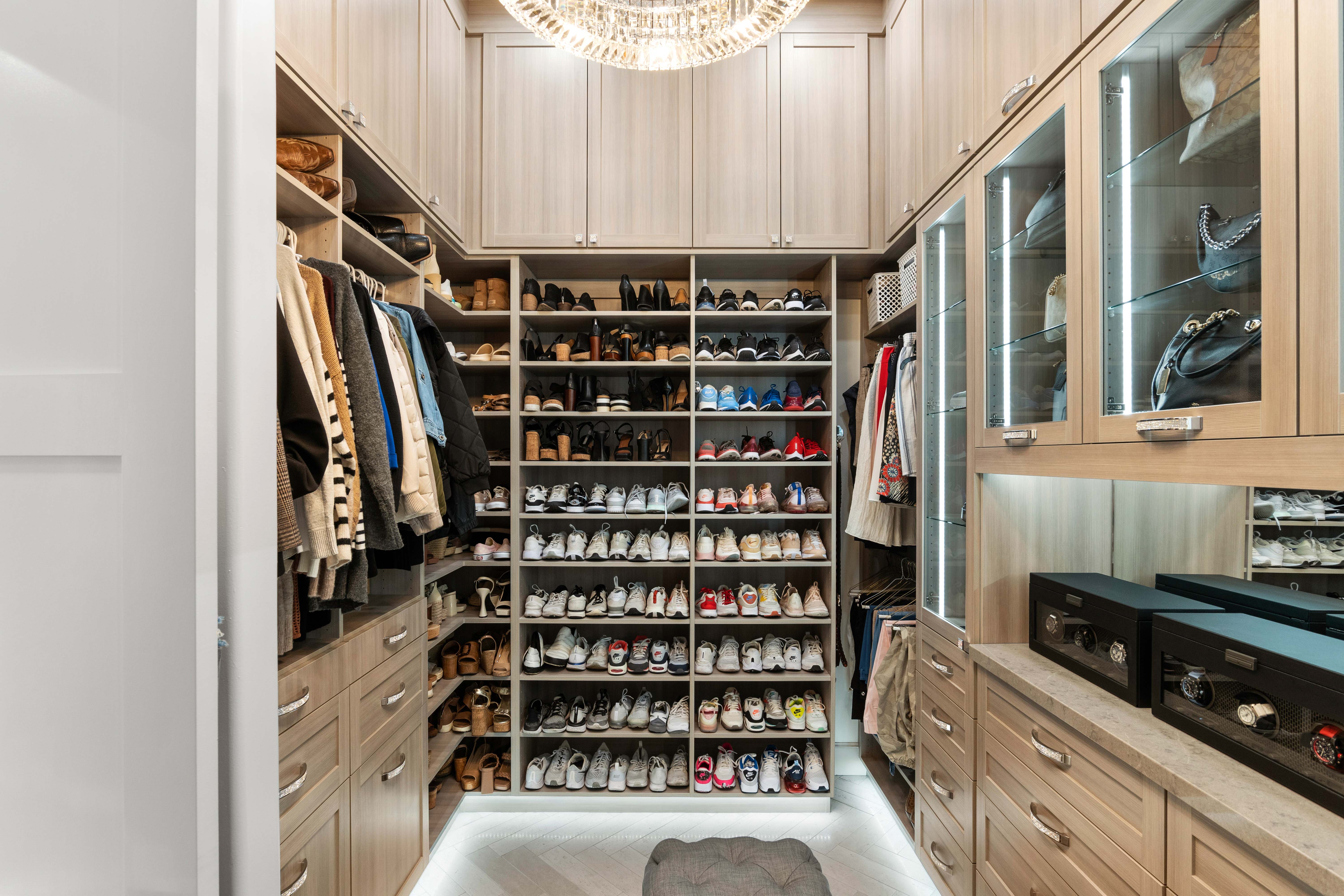 Walk-in Closet thumbnail 3