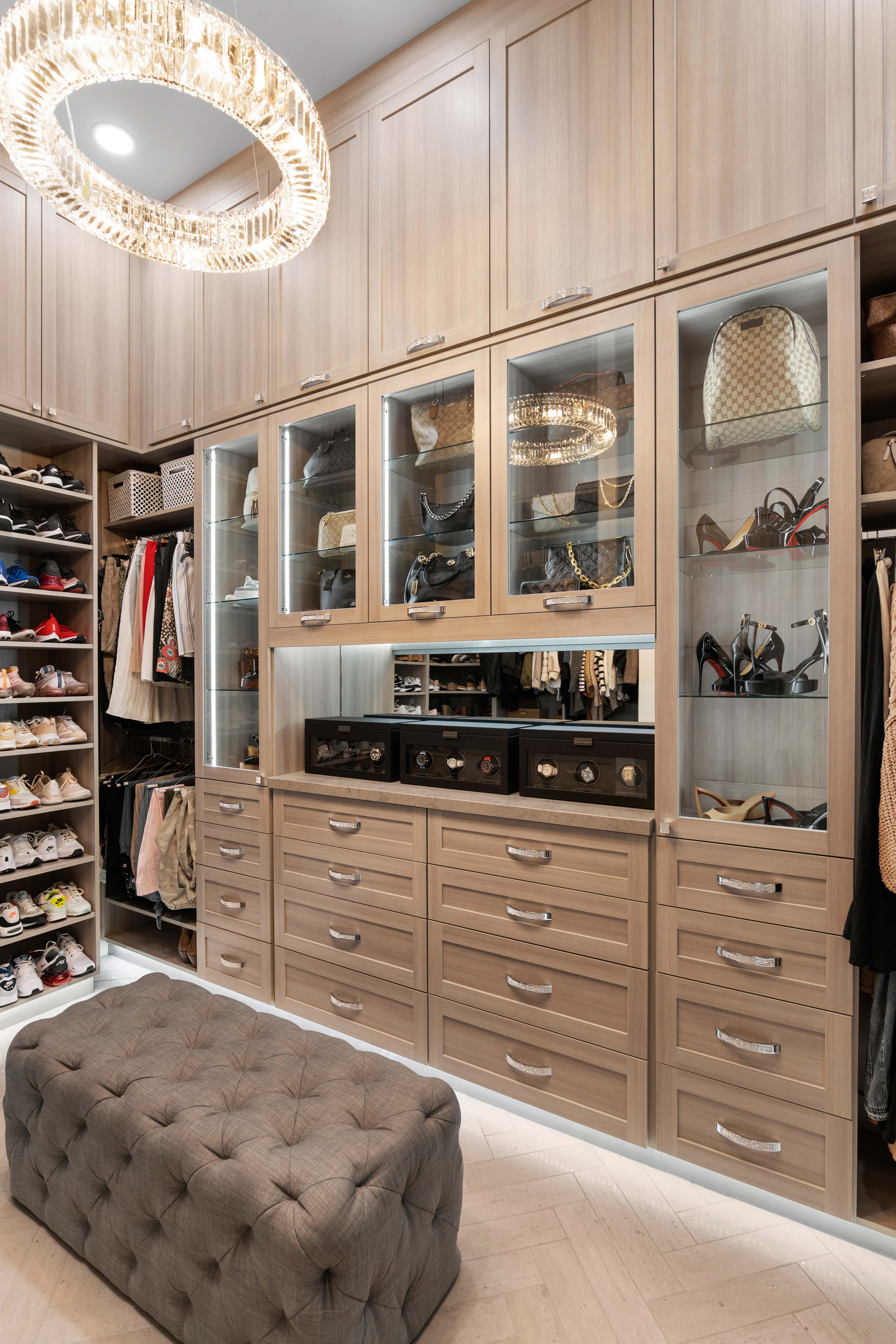Walk-in Closet thumbnail 4