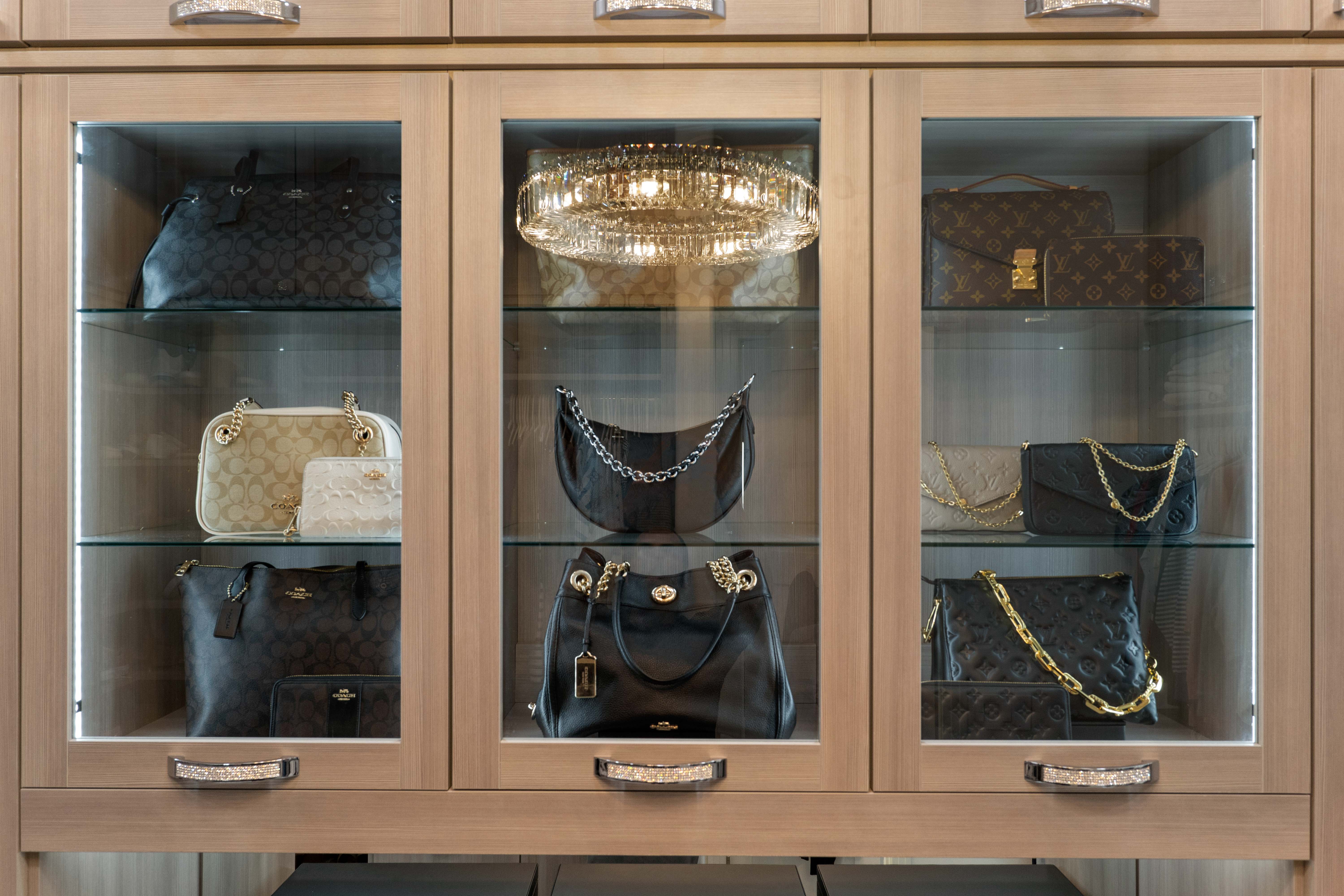 Walk-in Closet thumbnail 7