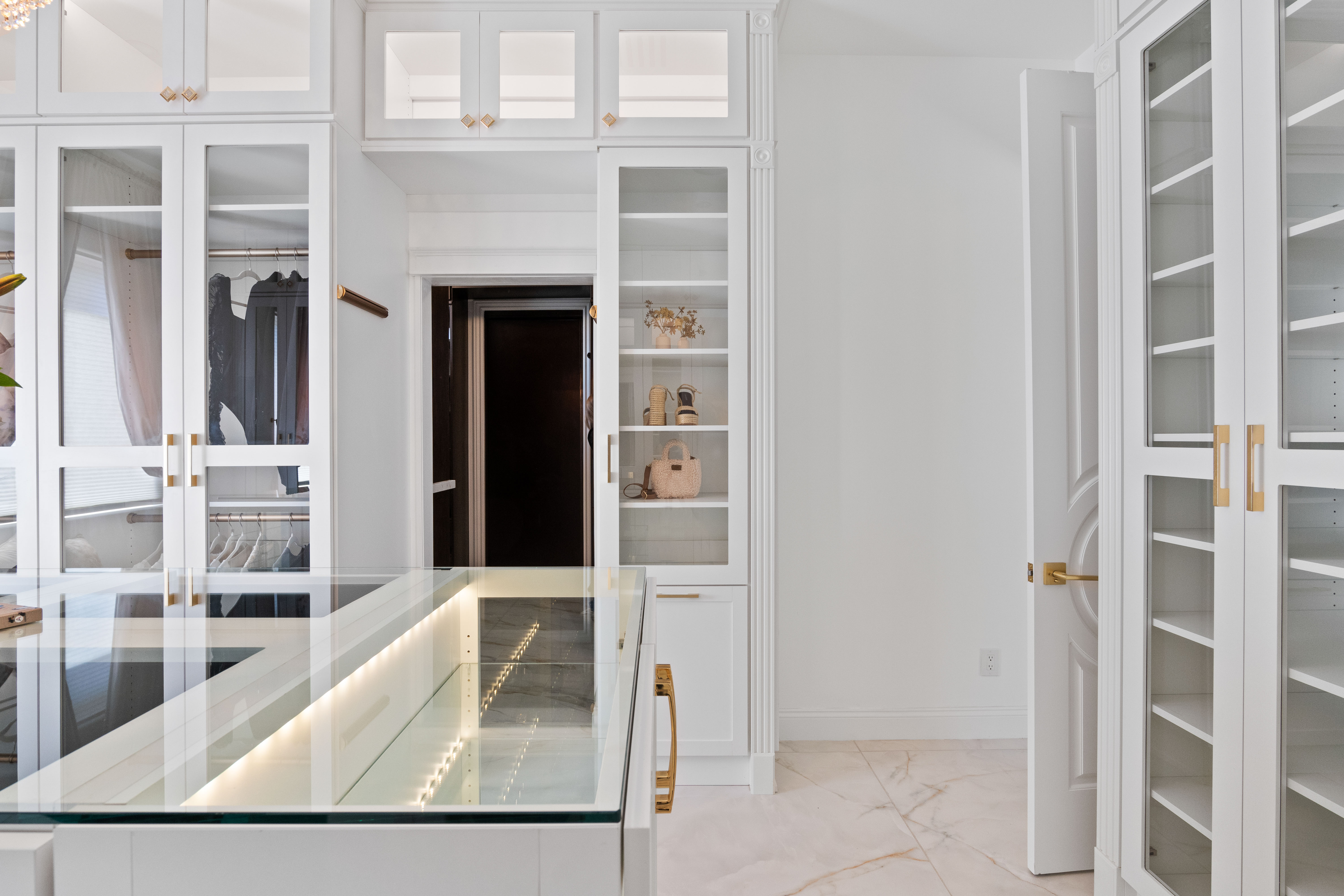 Walk-in Closet (Hers) thumbnail 6