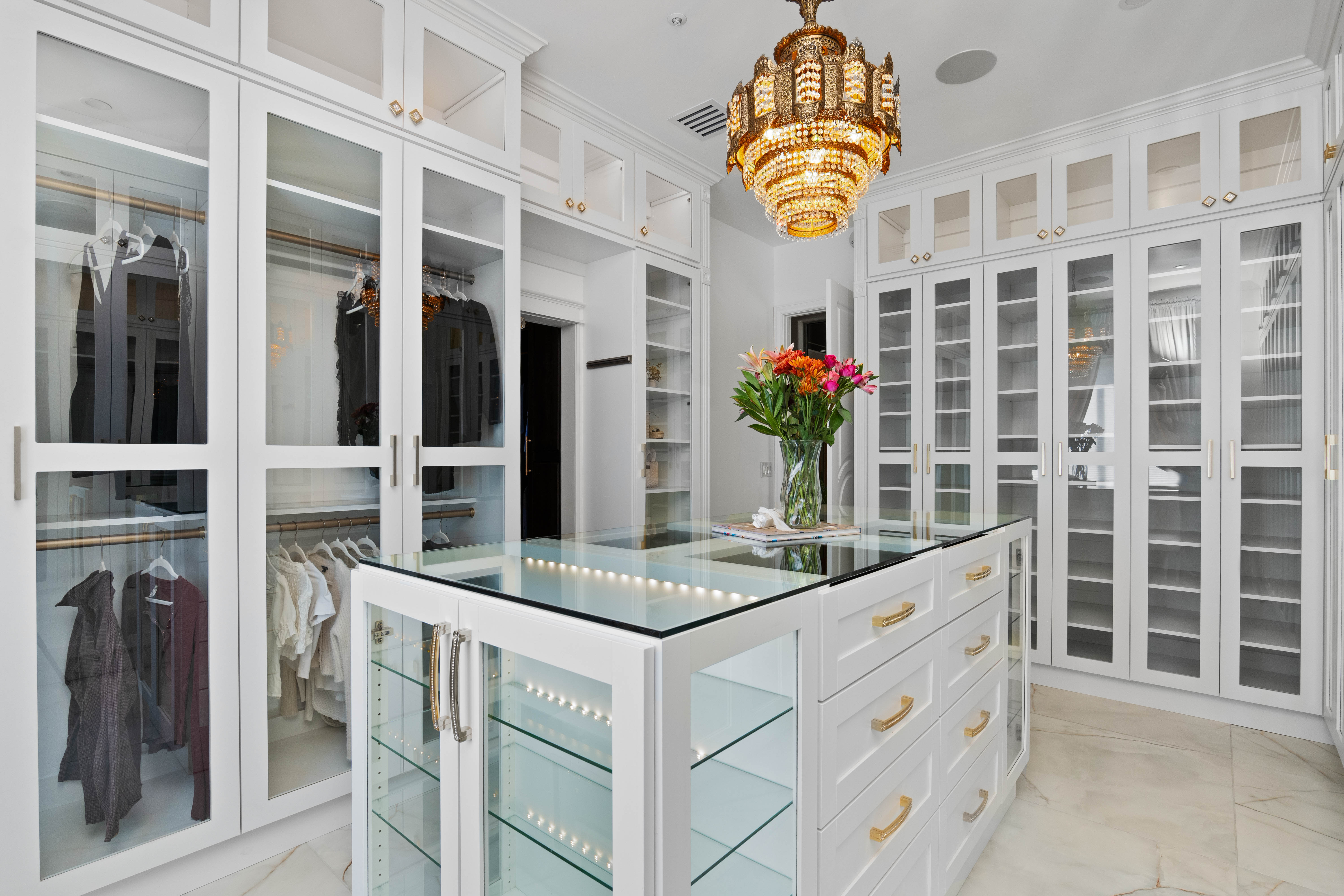 Walk-in Closet (Hers) thumbnail 8