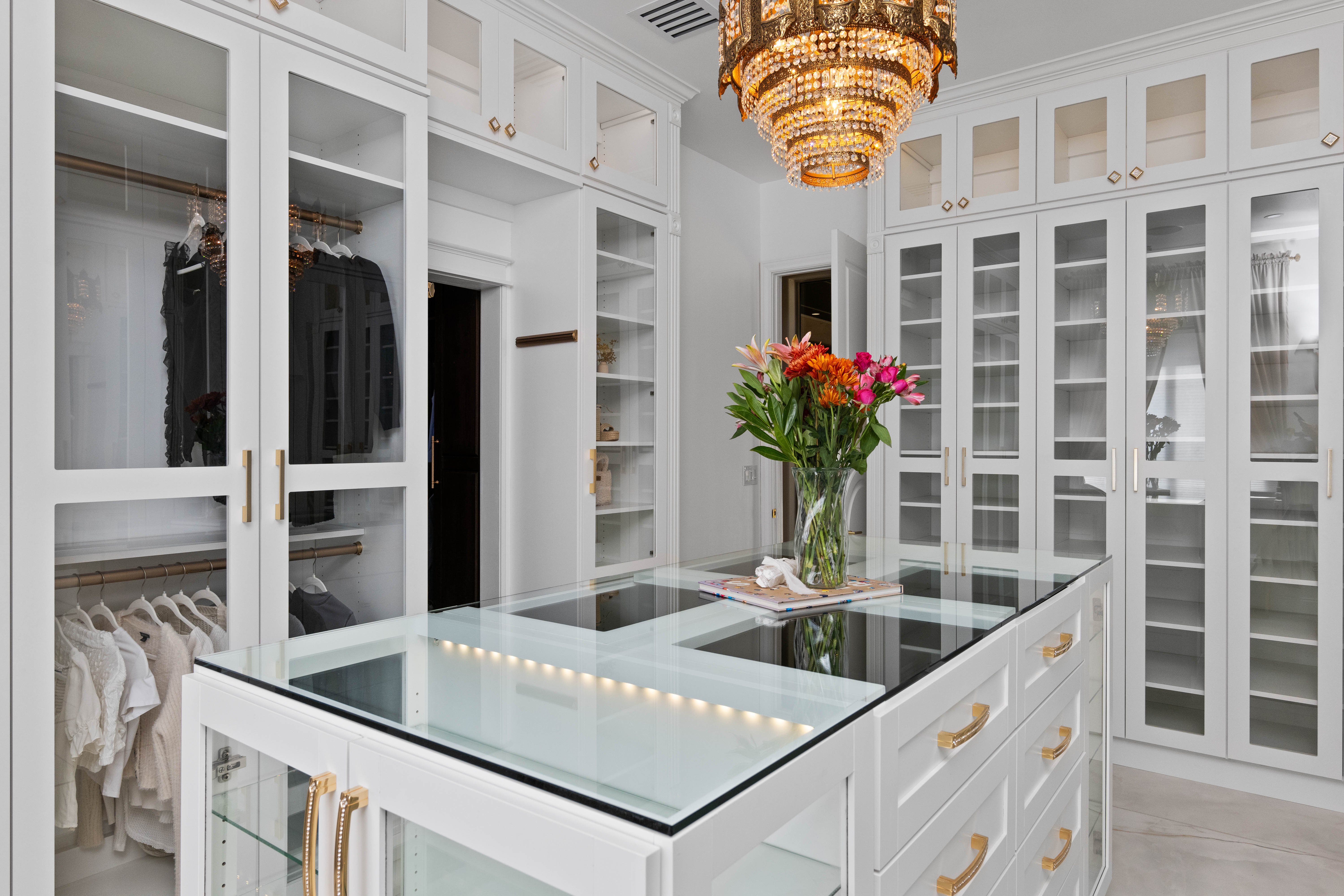 Walk-in Closet (Hers) thumbnail 10