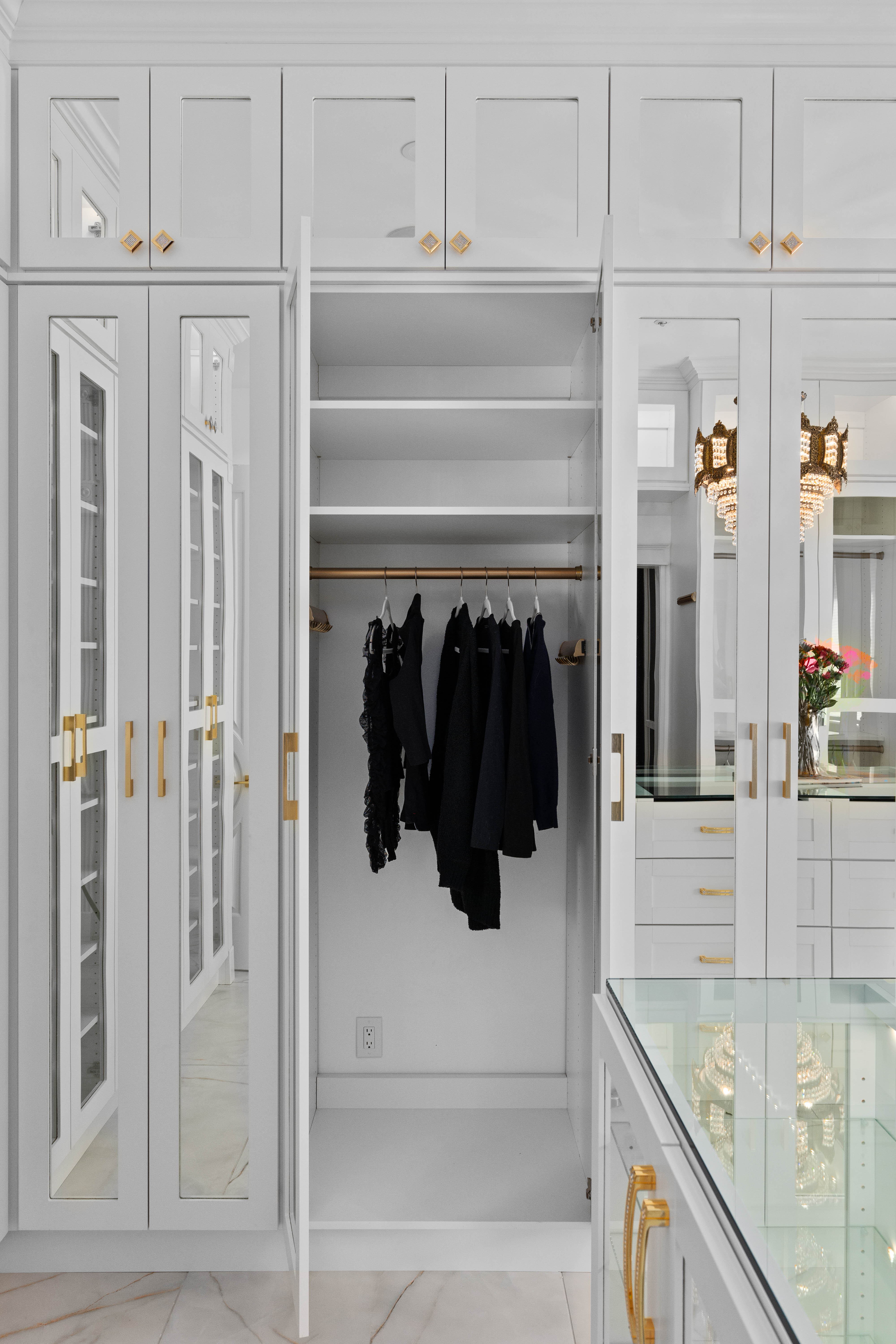 Walk-in Closet (Hers) thumbnail 11