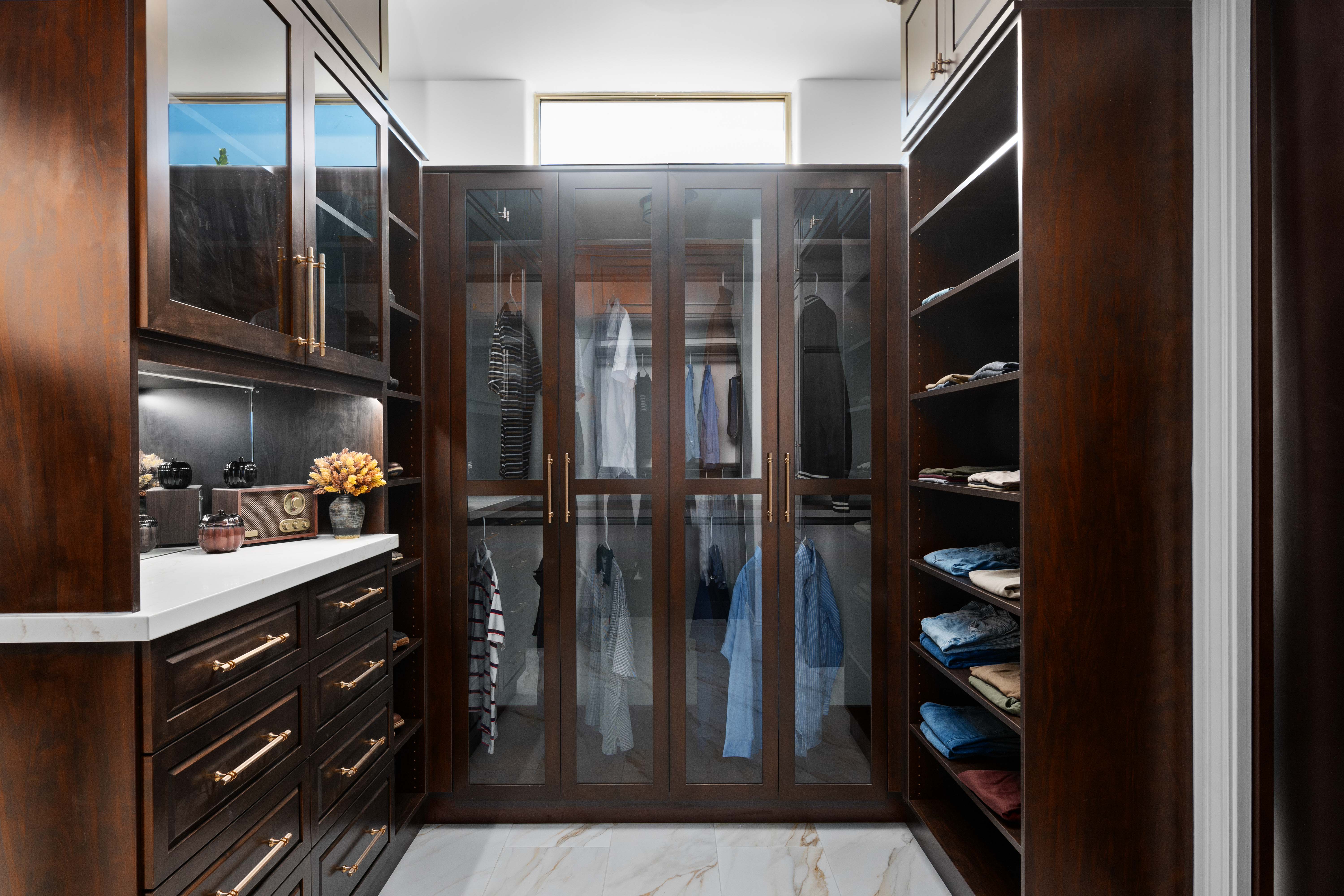Walk-in Closet (His) thumbnail 2