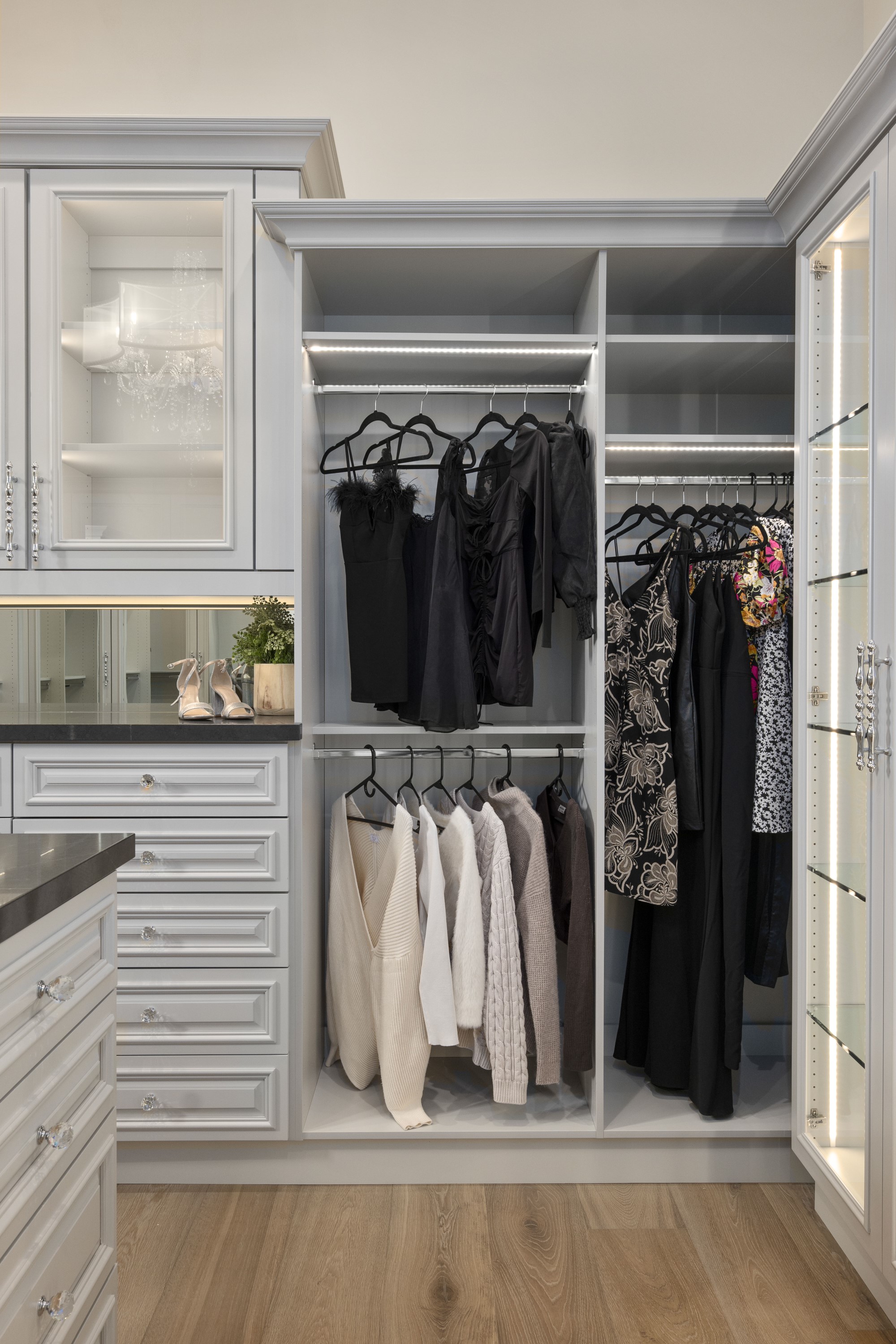 Walk-in Closet thumbnail 2