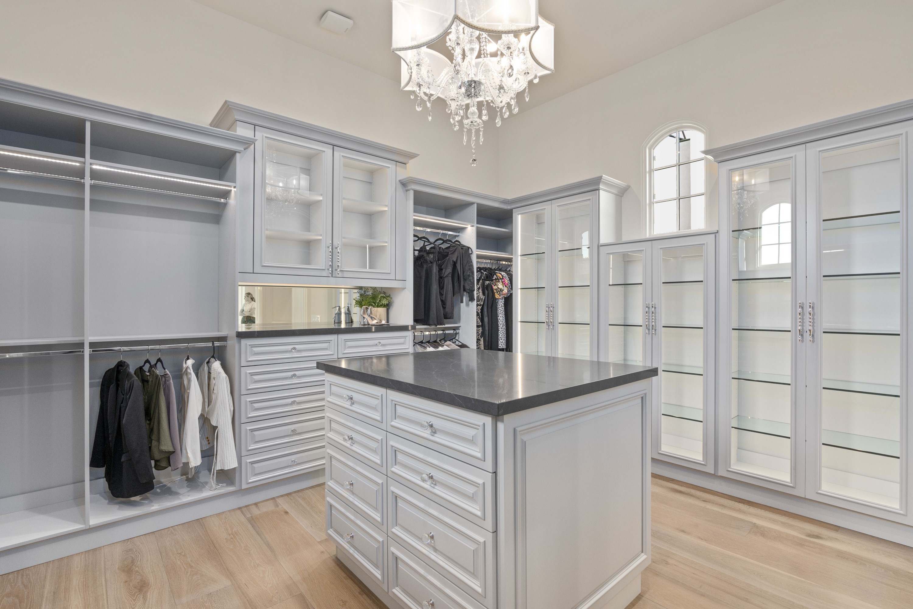 Walk-in Closet thumbnail 3