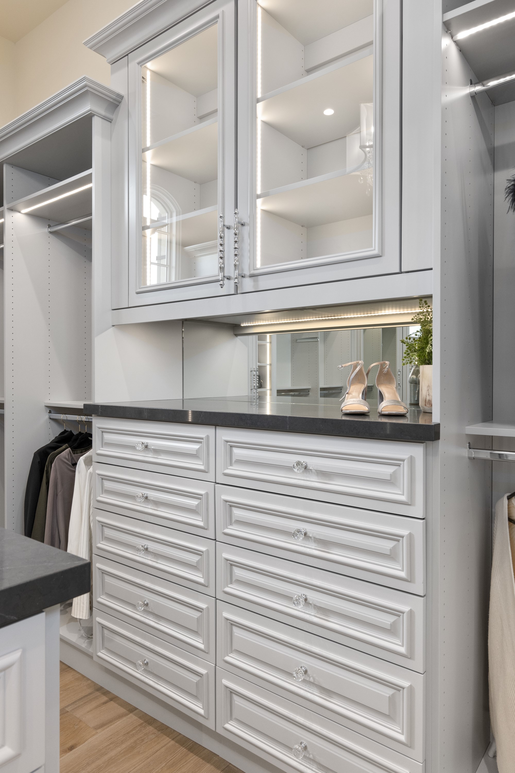 Walk-in Closet thumbnail 9