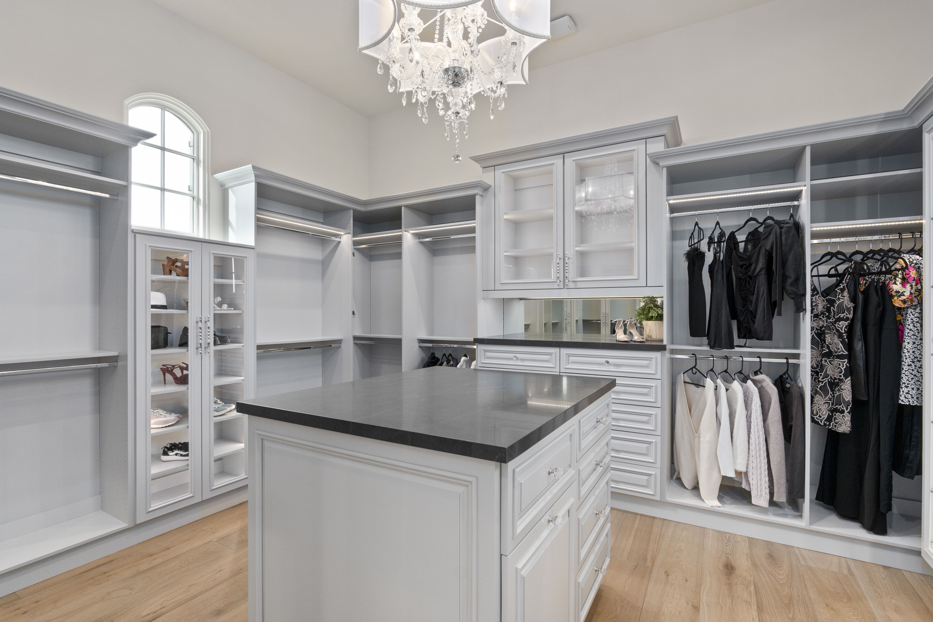 Walk-in Closet thumbnail 10