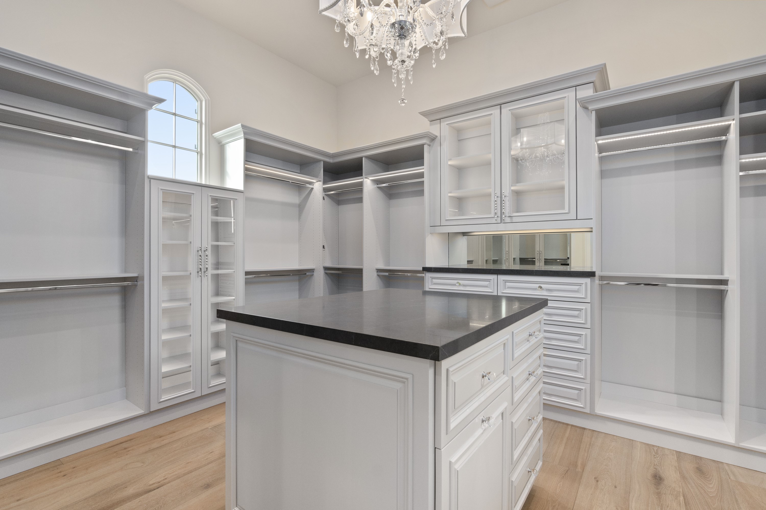 Walk-in Closet thumbnail 20
