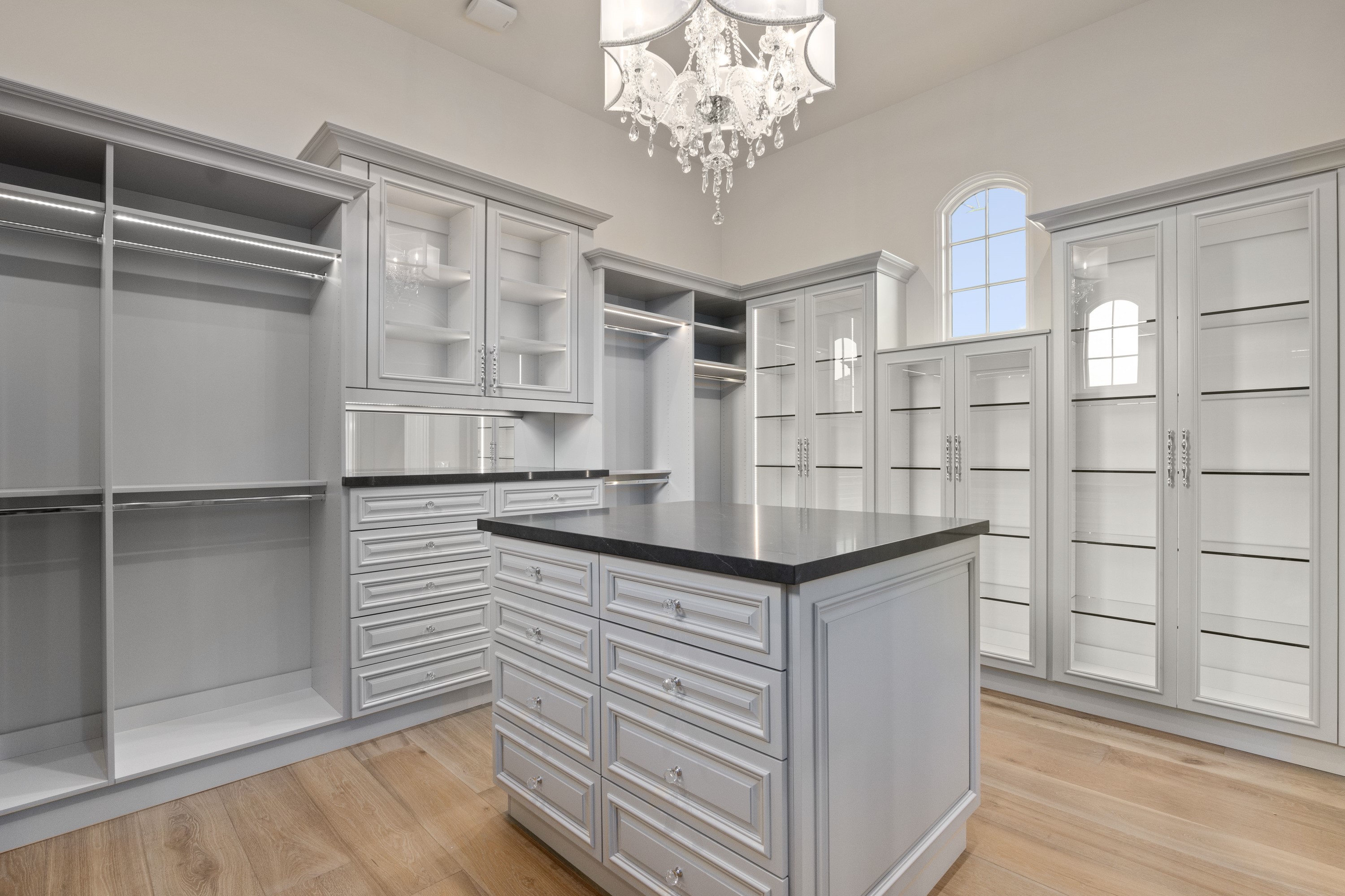 Walk-in Closet thumbnail 21