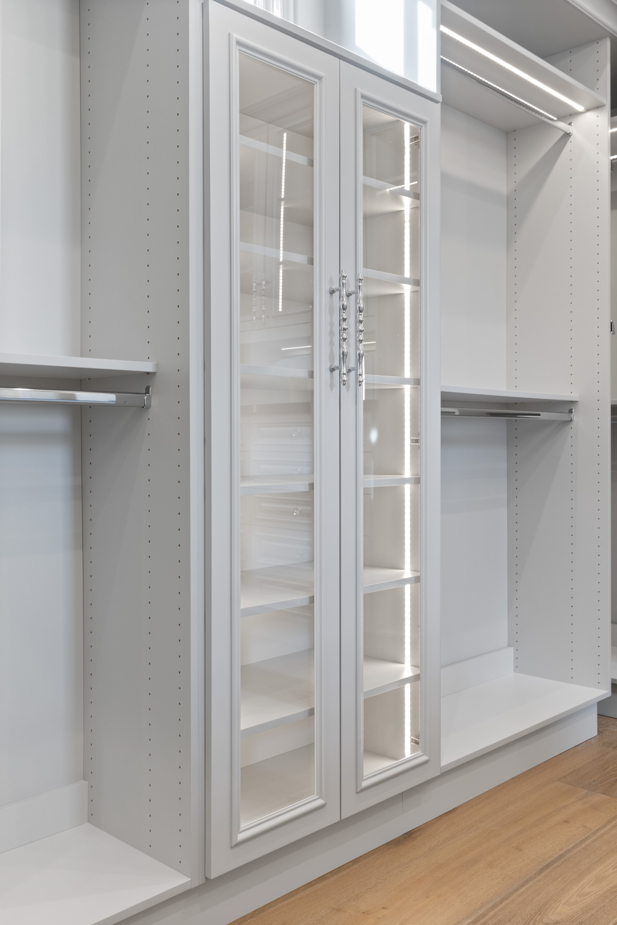 Walk-in Closet thumbnail 24