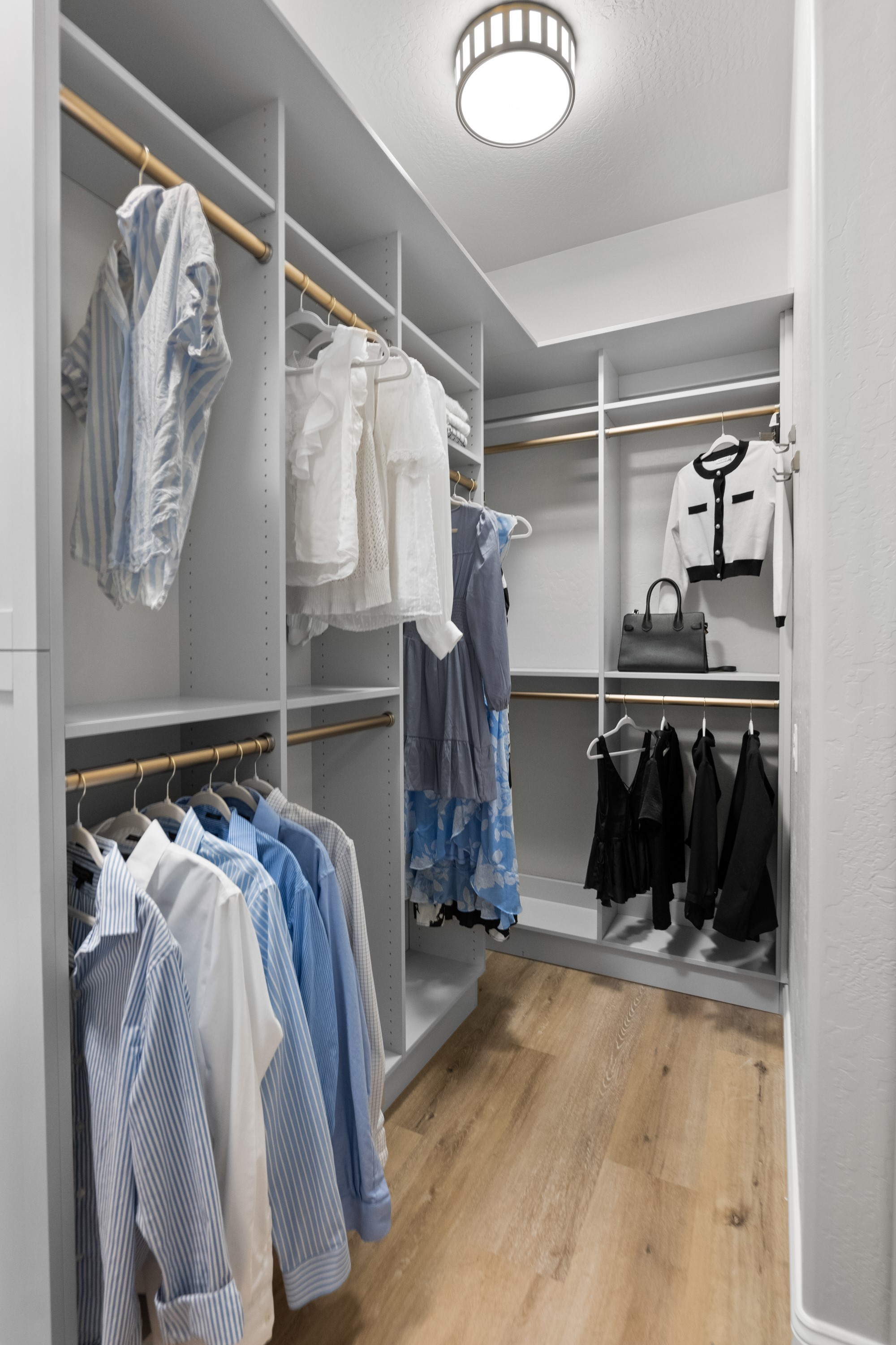 Walk-in Closet thumbnail 2