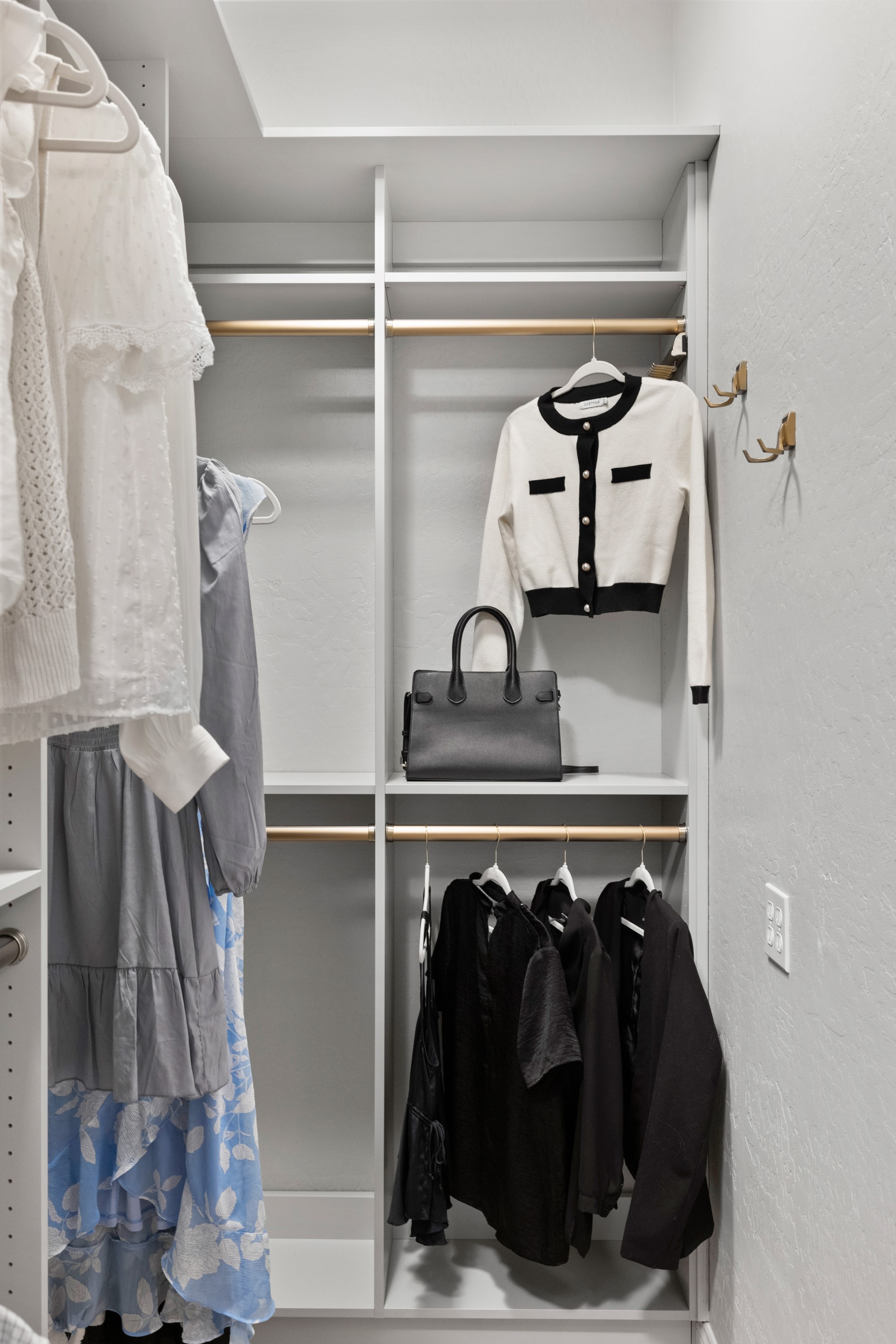 Walk-in Closet thumbnail 4